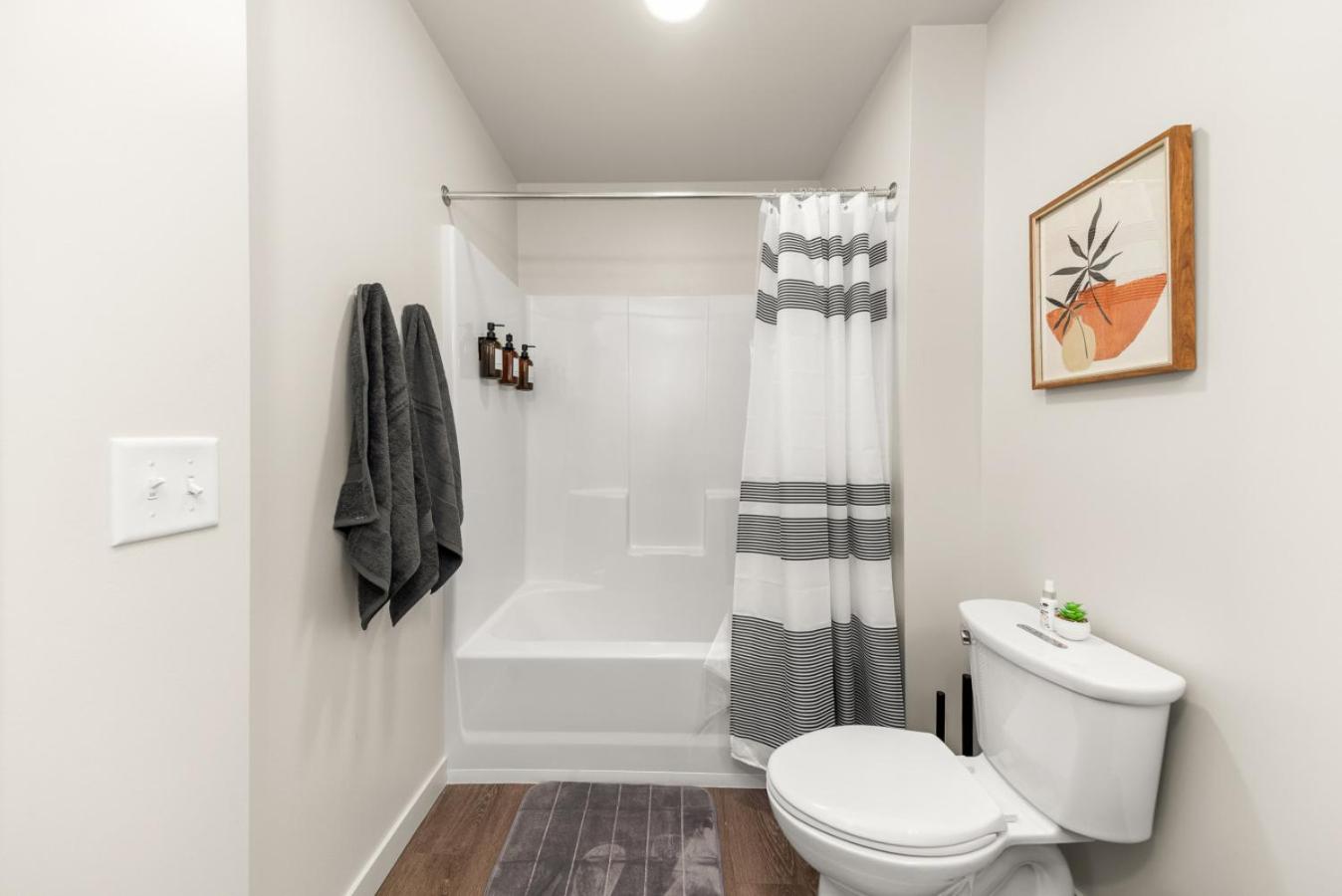 2BR in Downtown with Parking