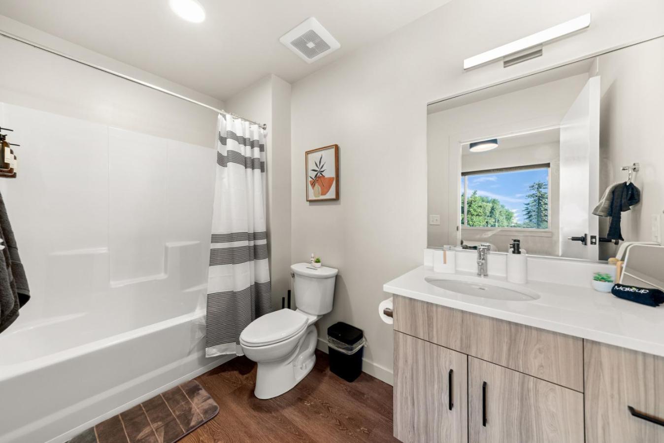 2BR in Downtown with Parking