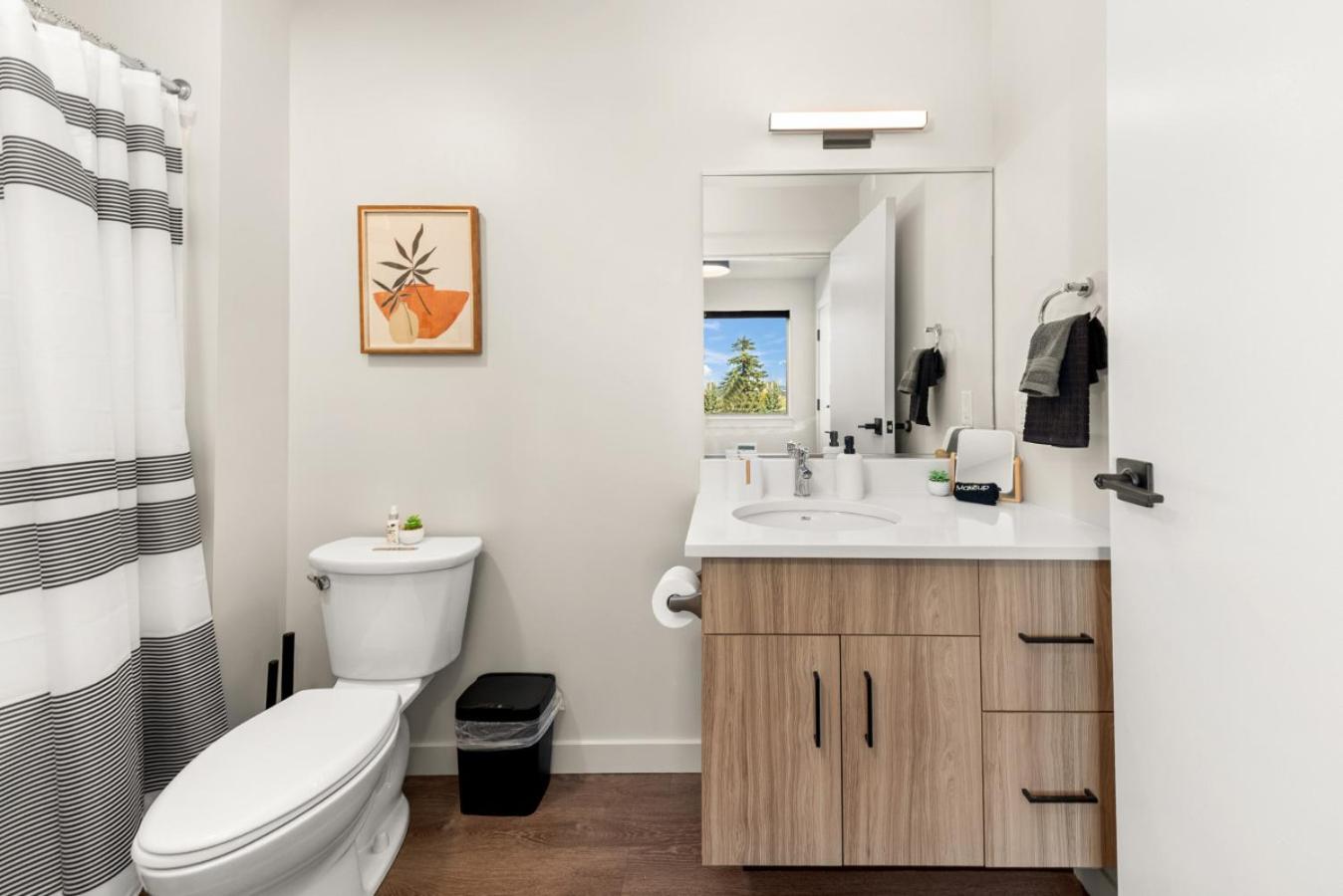 2BR in Downtown with Parking