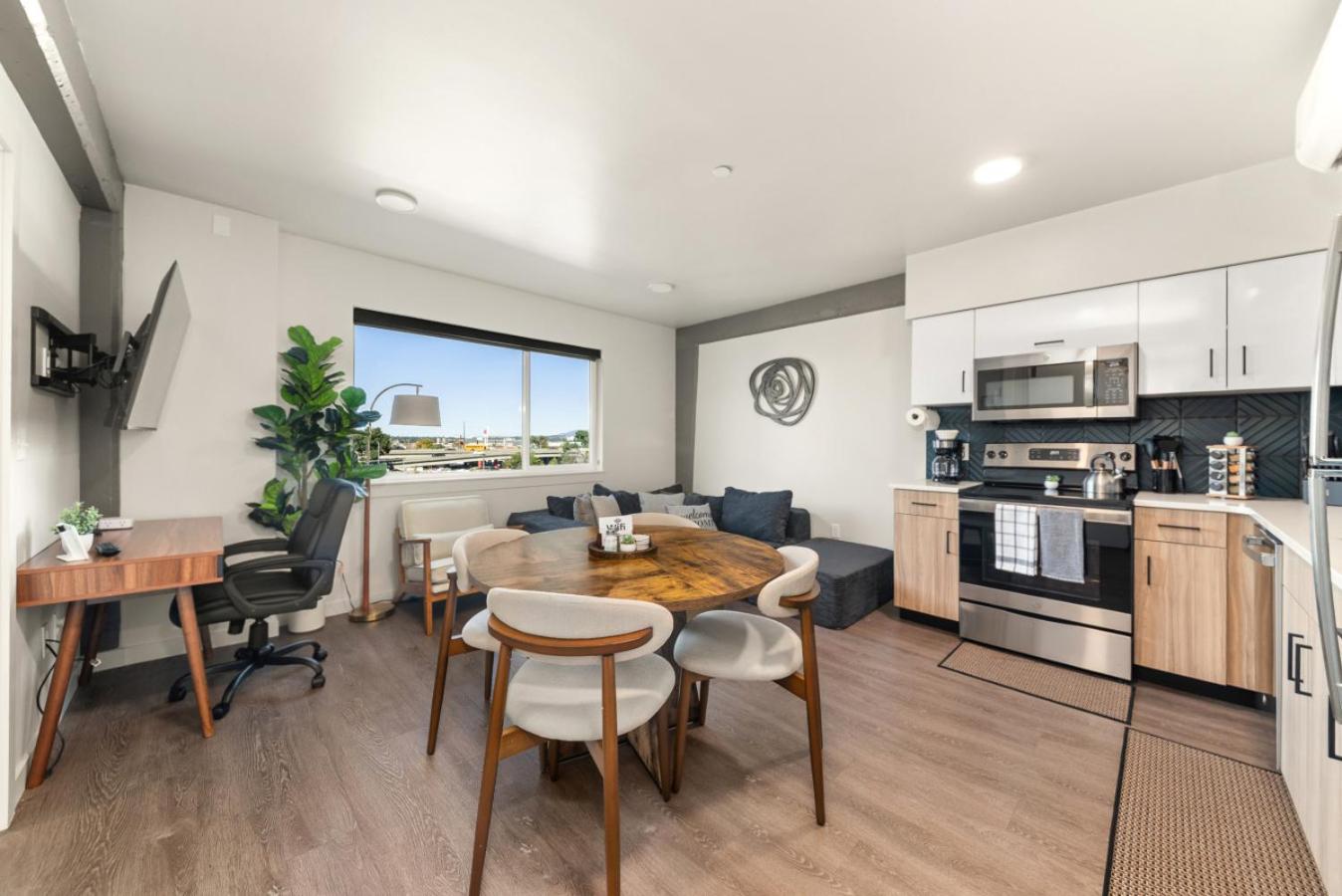 2BR Apartment in DT with Parking