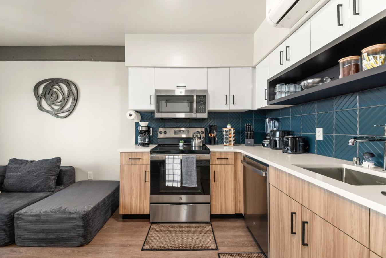 2BR Apartment in DT with Parking