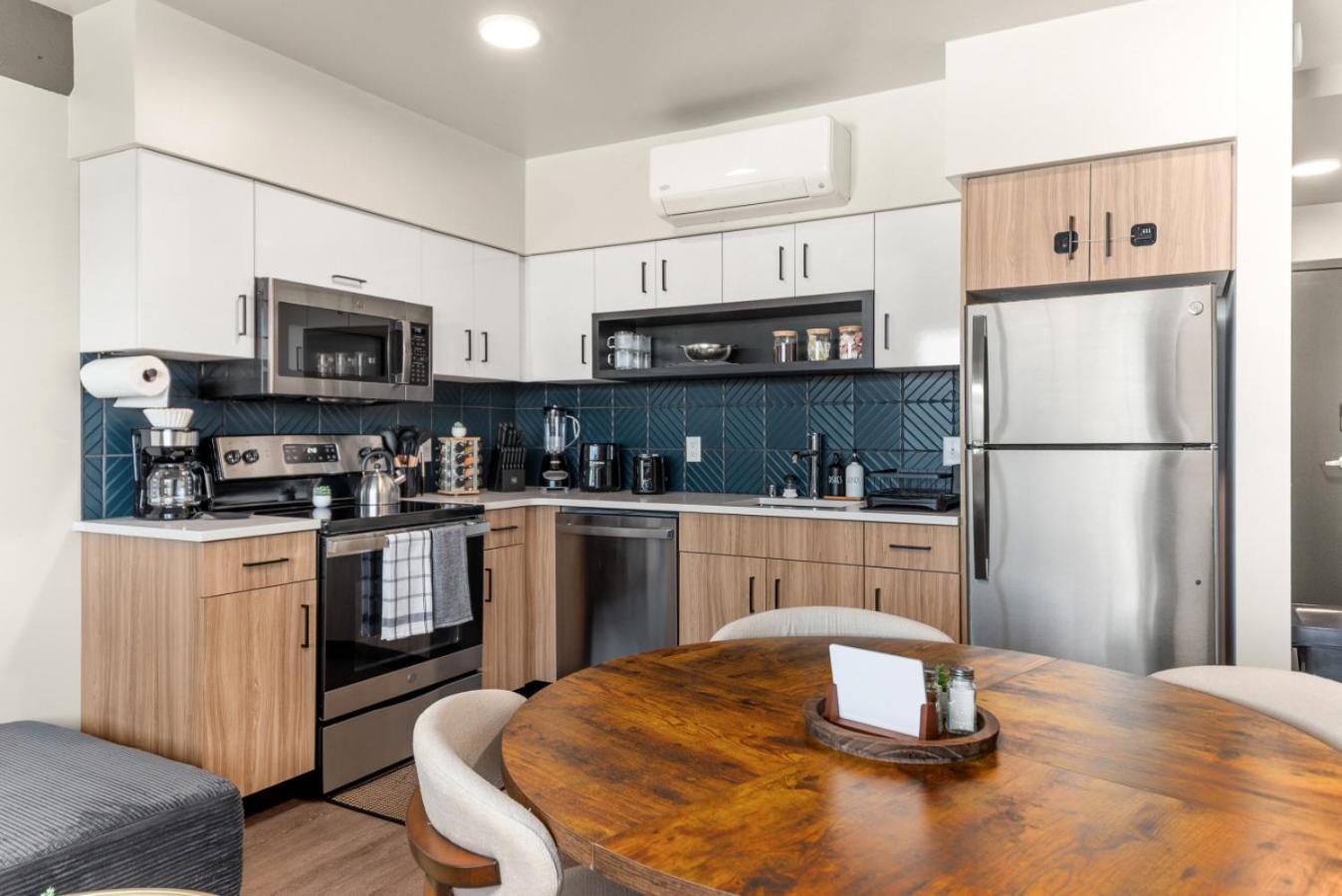2BR Apartment in DT with Parking
