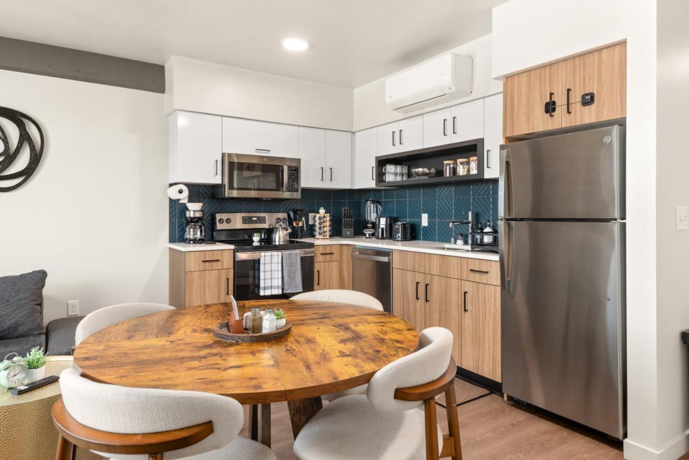 2BR Apartment in DT with Parking