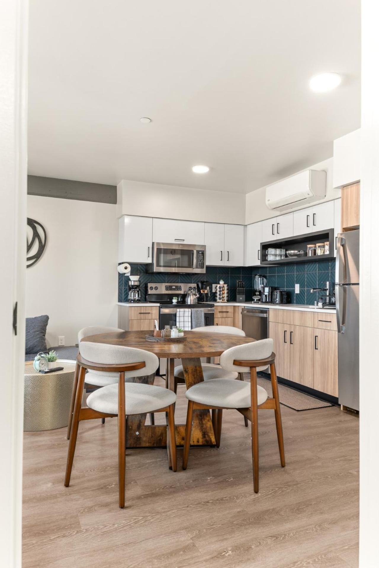 2BR Apartment in DT with Parking