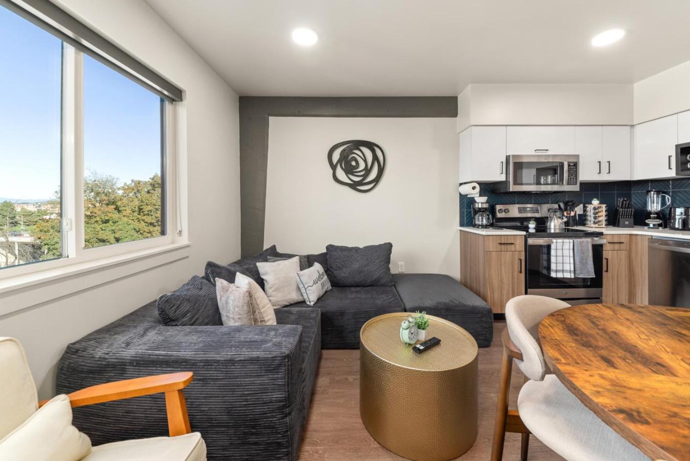 2BR Apartment in DT with Parking