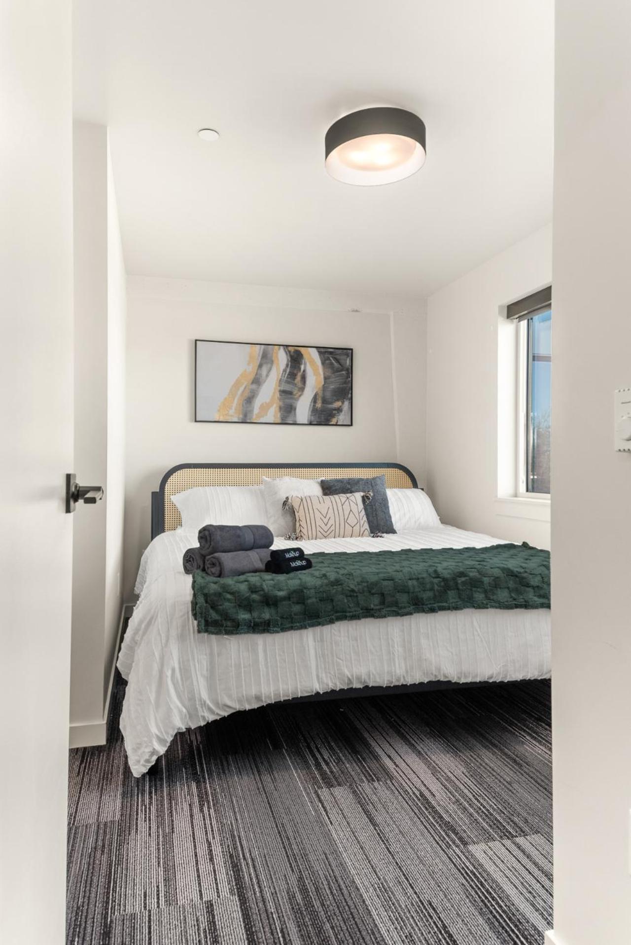 2BR Apartment in DT with Parking
