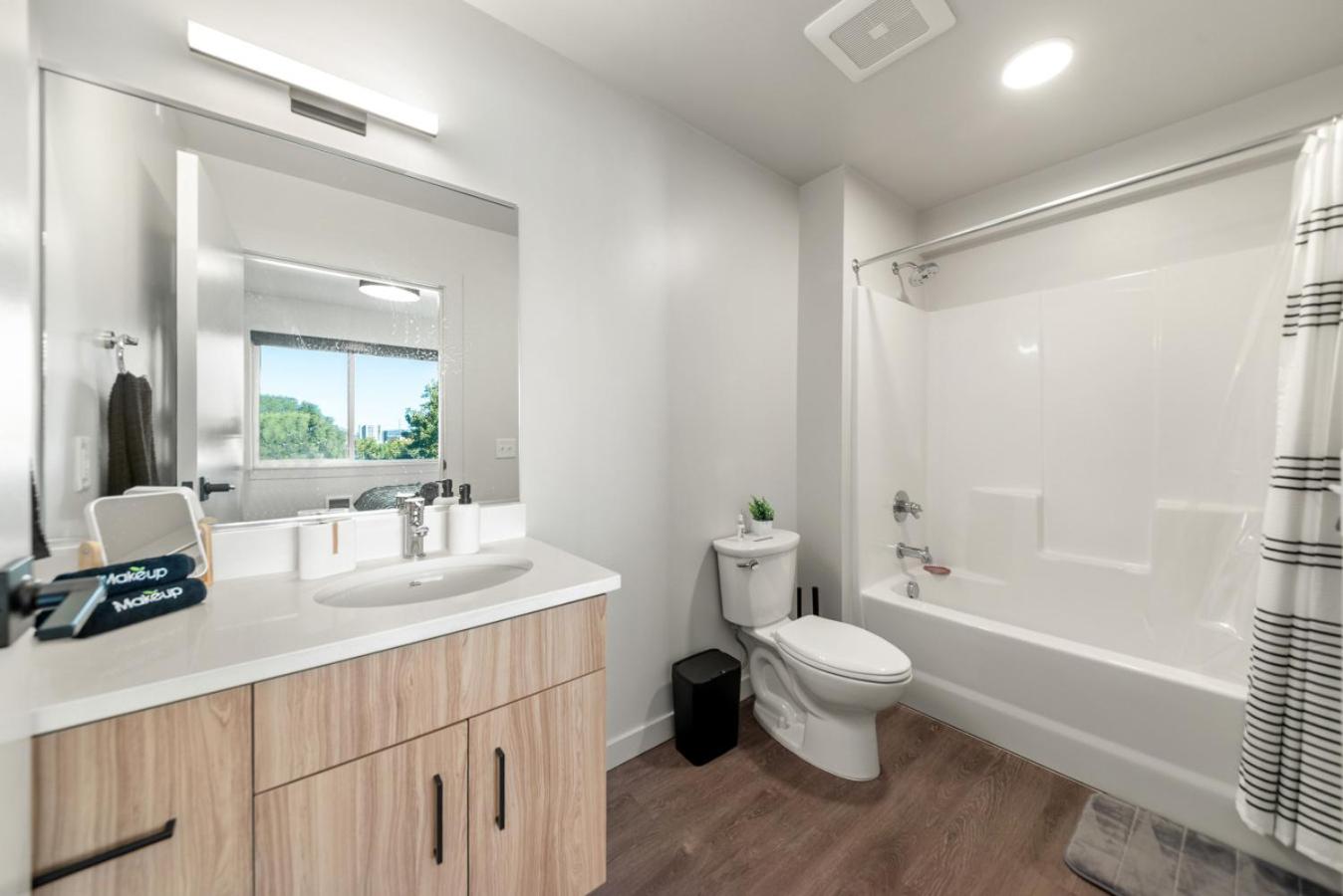 2BR Apartment in DT with Parking