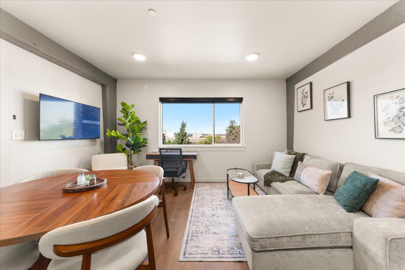 Downtown 2br 1bath with Parking