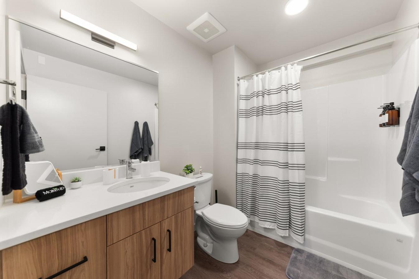 Downtown 2br 1bath with Parking
