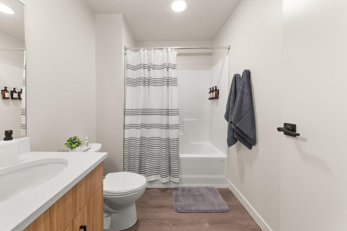 Downtown 2br 1bath with Parking