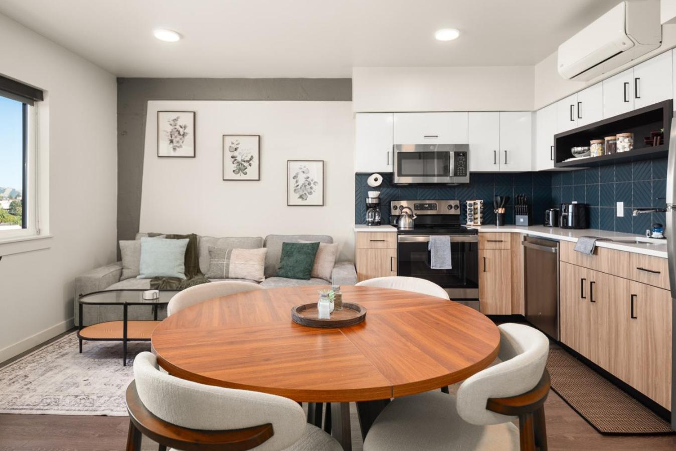 Downtown 2br 1bath with Parking