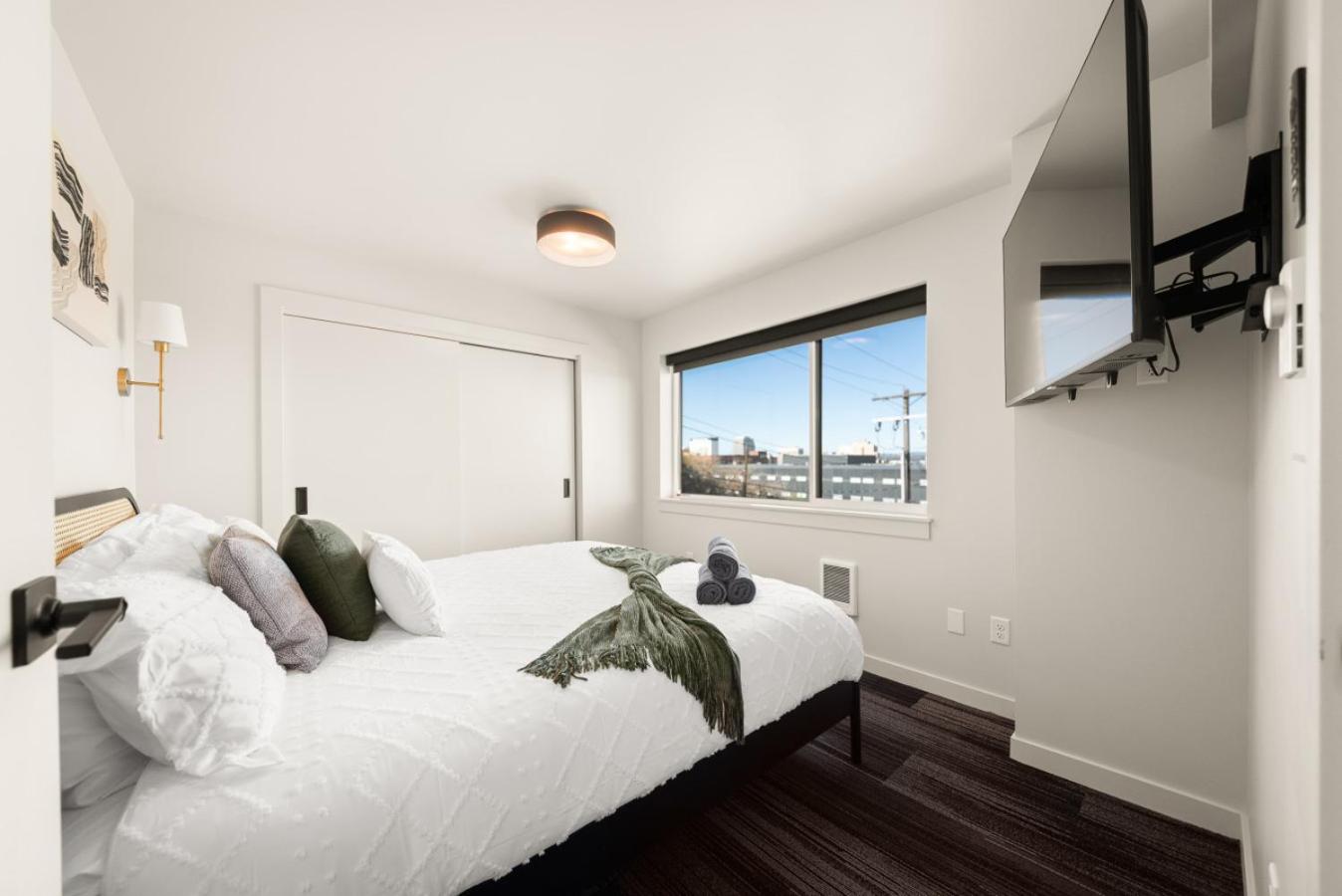 Downtown 2br 1bath with Parking