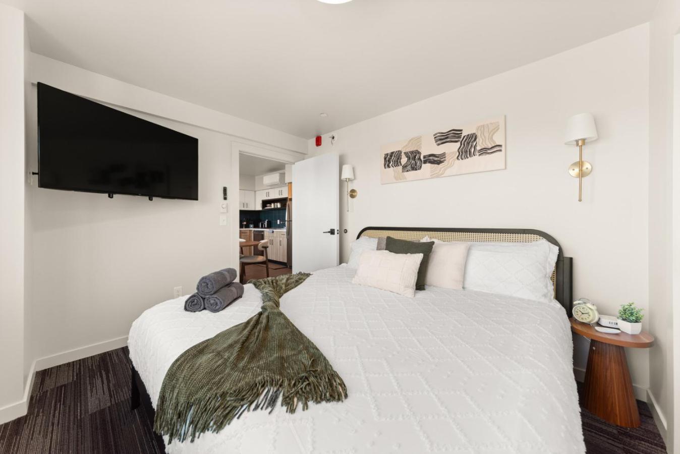 Downtown 2br 1bath with Parking