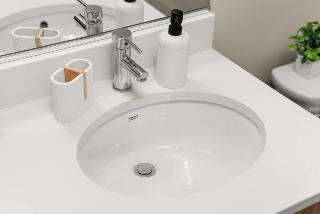 Downtown 2br 1bath with Parking
