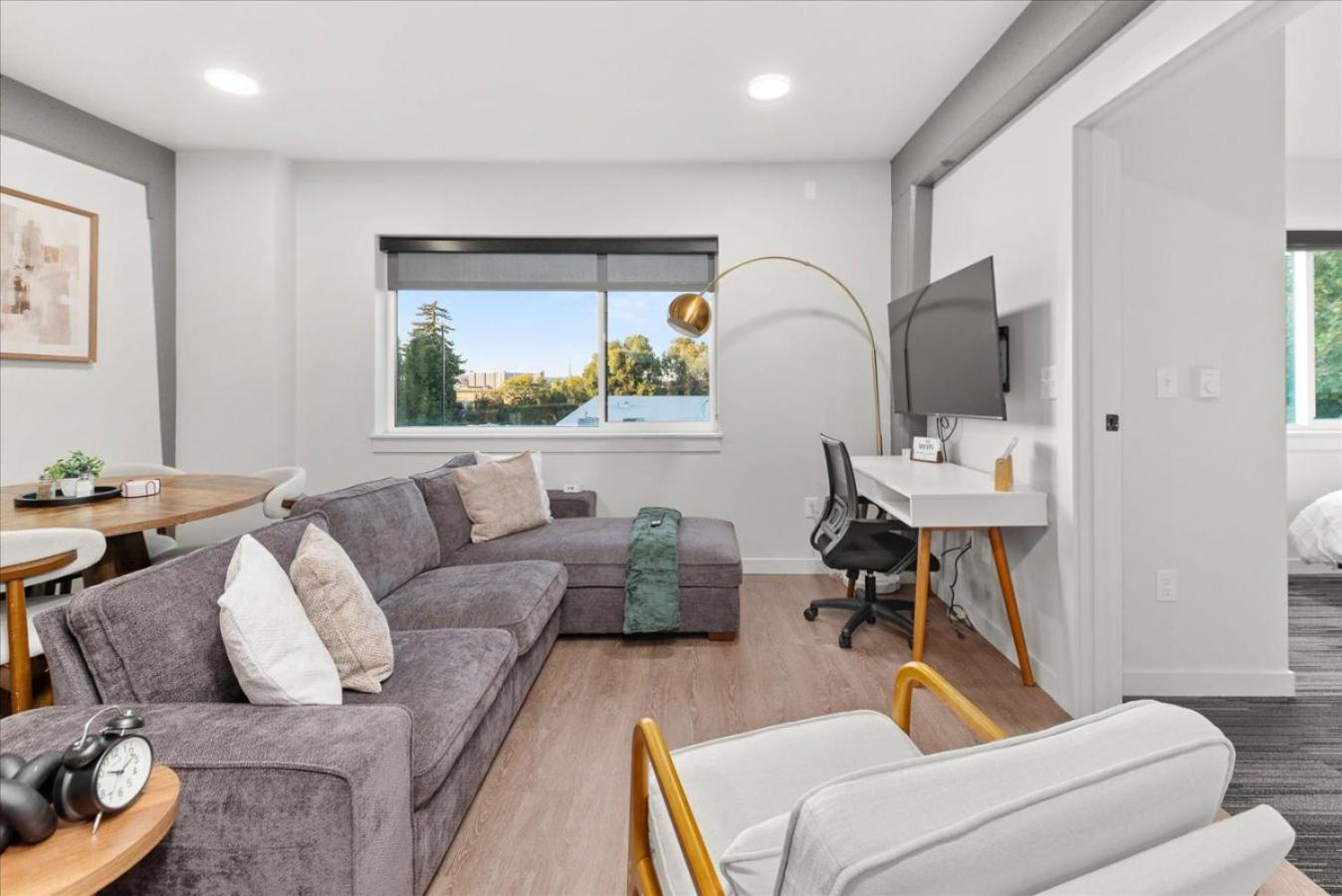 DT 2br 2bath Modern Apartment