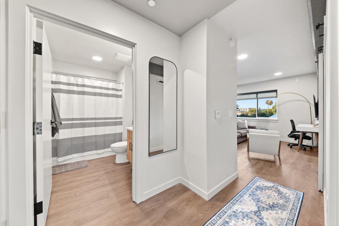 DT 2br 2bath Modern Apartment