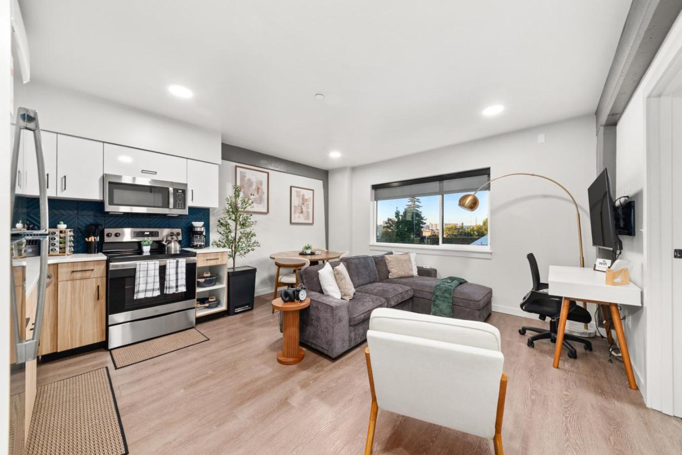 DT 2br 2bath Modern Apartment
