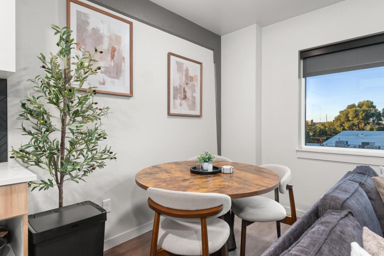 DT 2br 2bath Modern Apartment