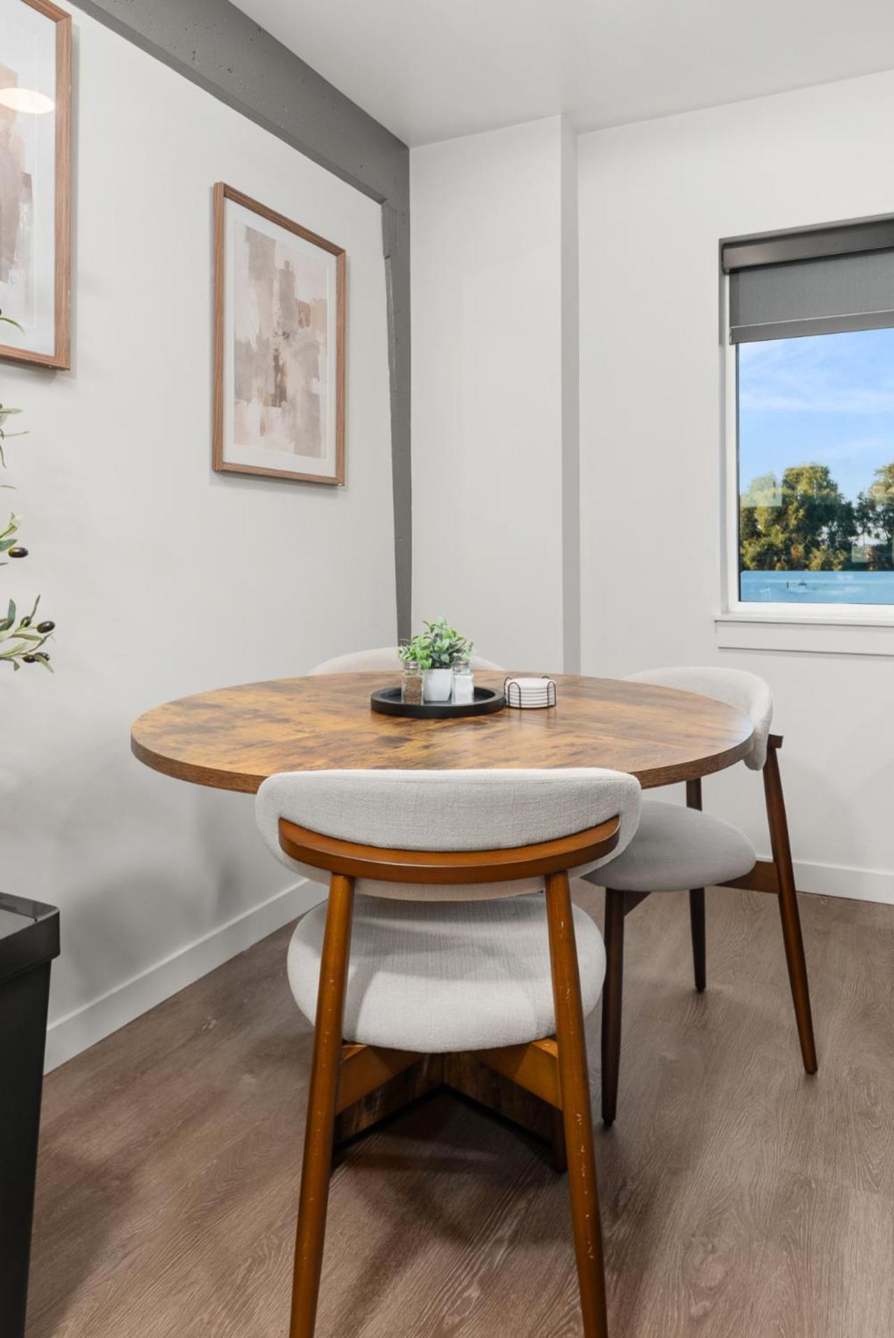 DT 2br 2bath Modern Apartment