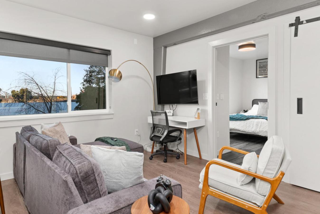 DT 2br 2bath Modern Apartment