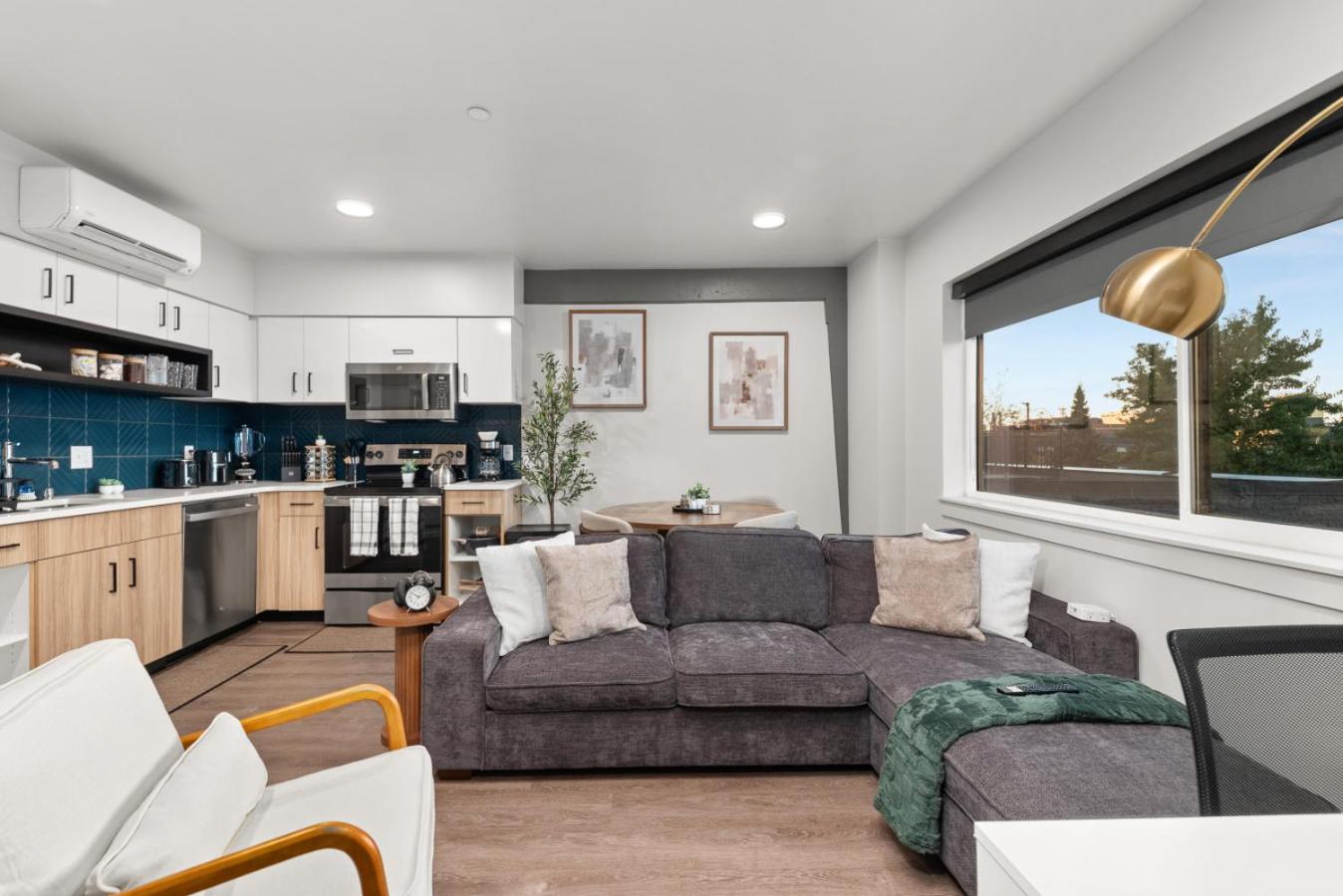 DT 2br 2bath Modern Apartment