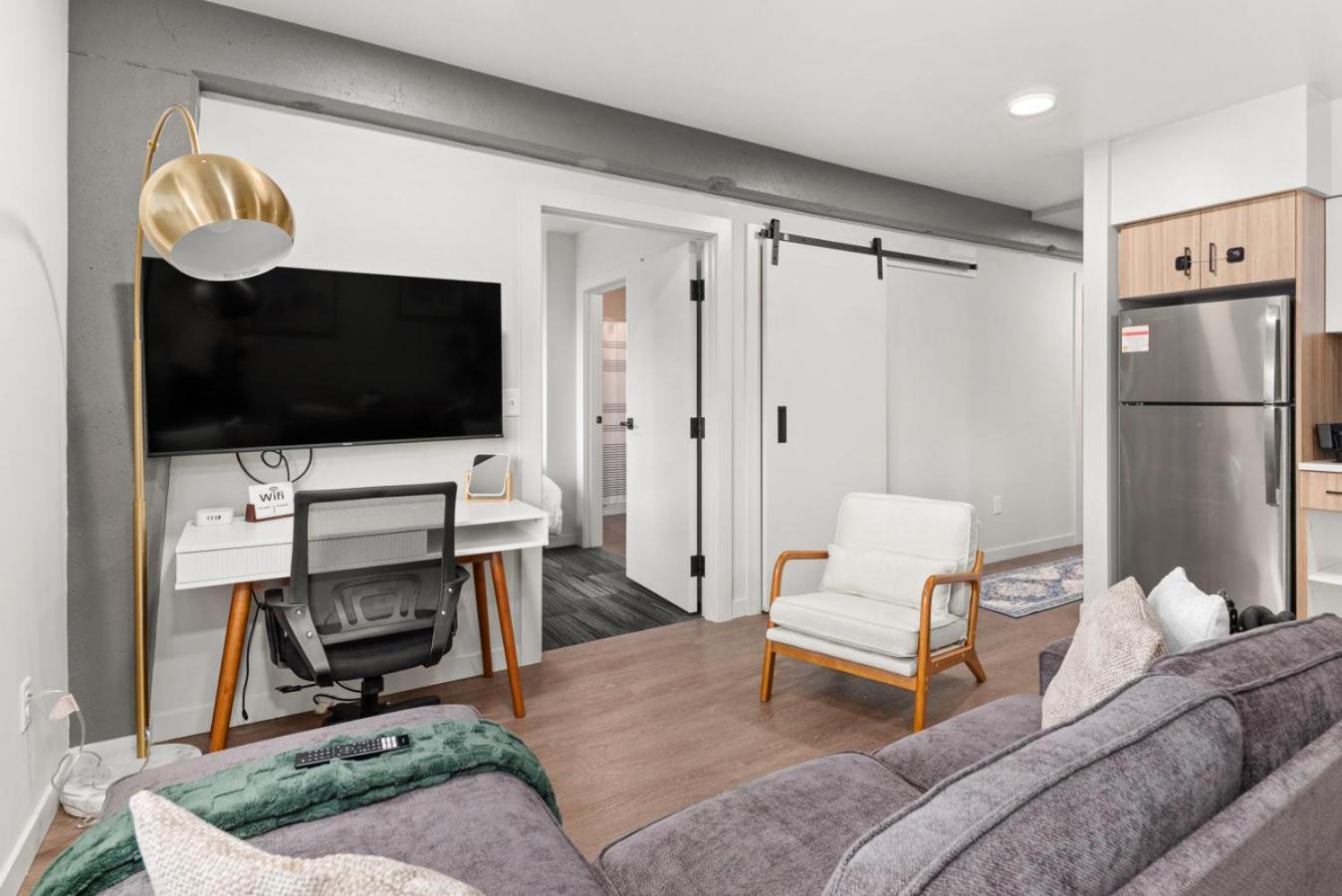 DT 2br 2bath Modern Apartment