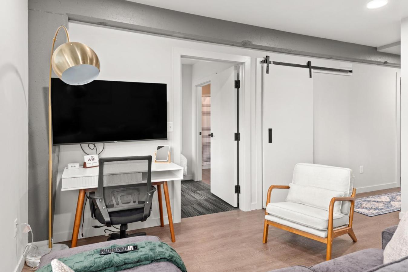 DT 2br 2bath Modern Apartment