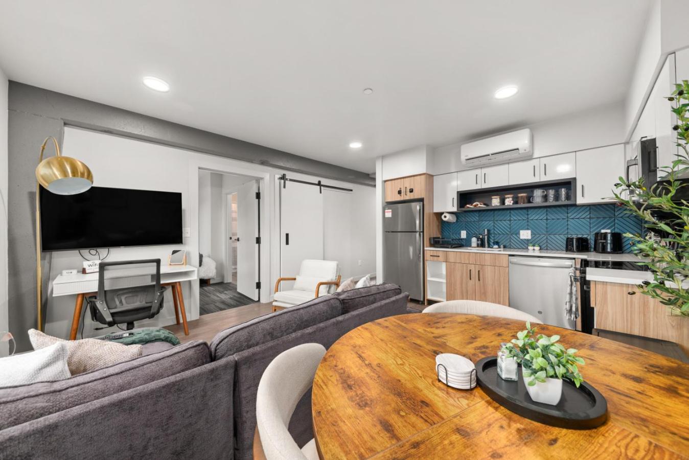 DT 2br 2bath Modern Apartment