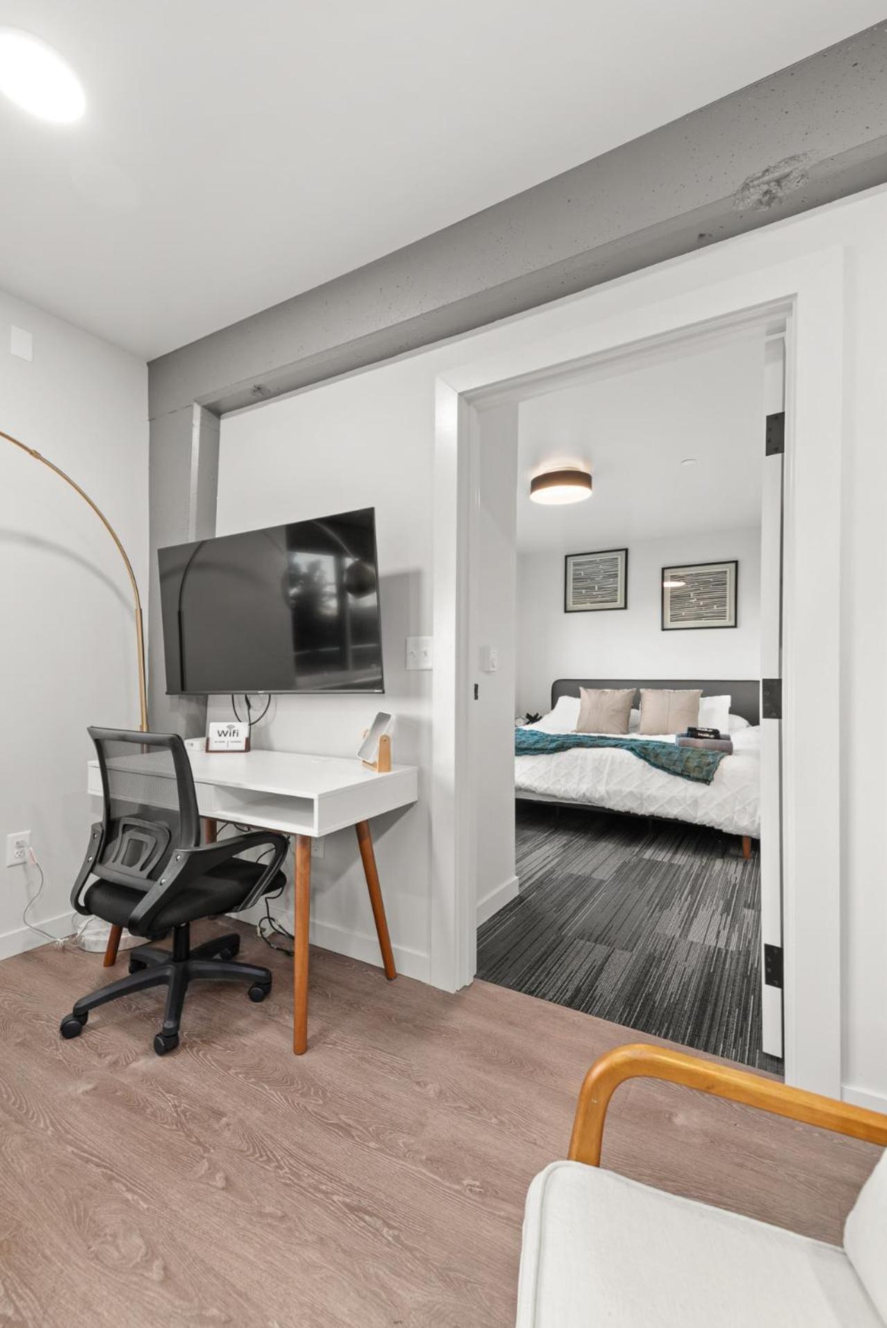 DT 2br 2bath Modern Apartment