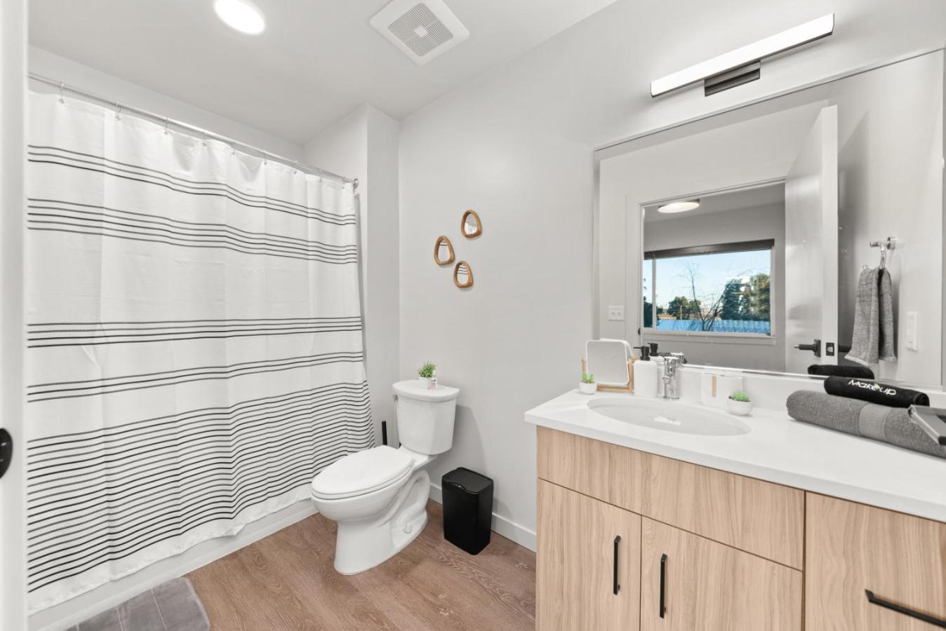 DT 2br 2bath Modern Apartment