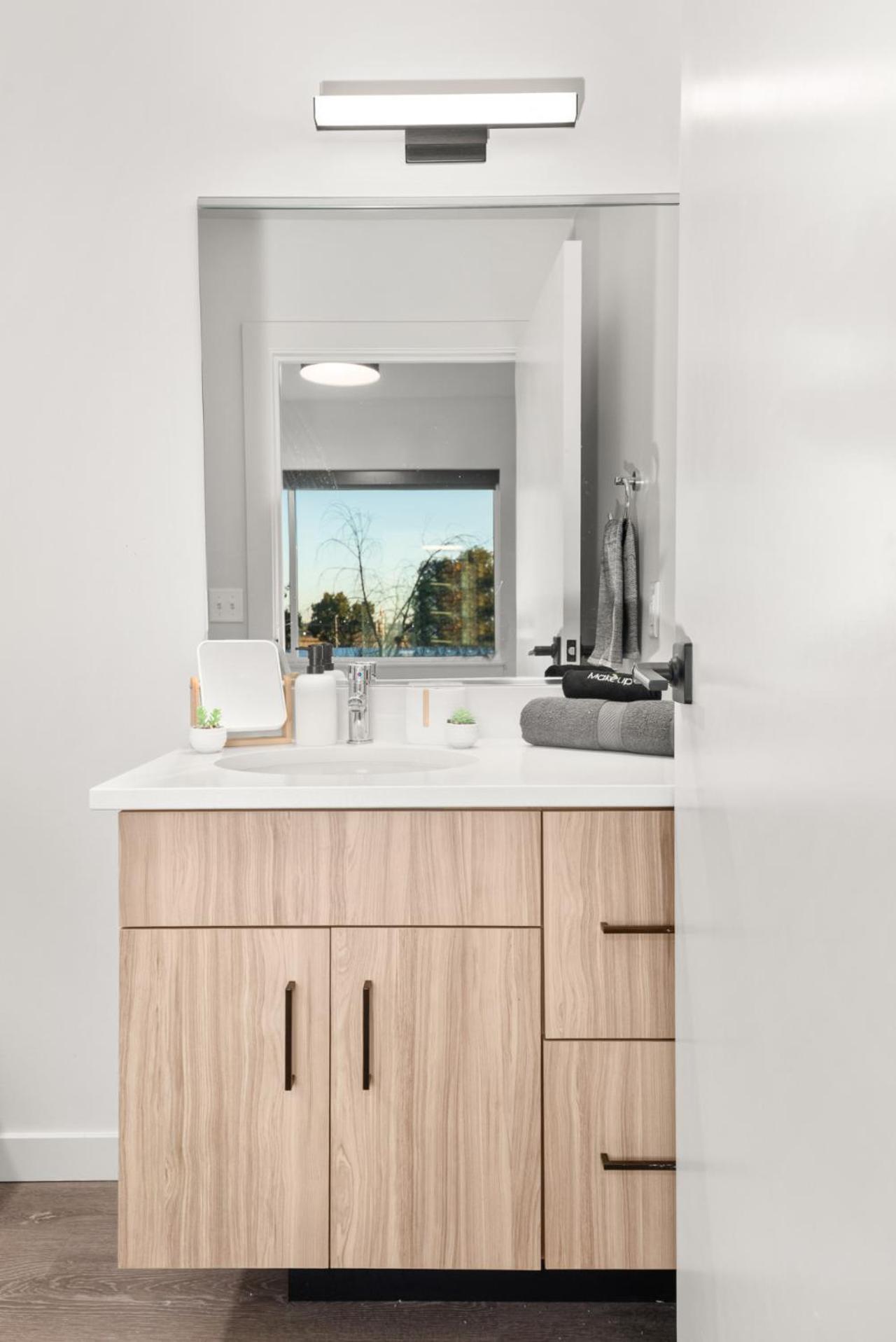 DT 2br 2bath Modern Apartment