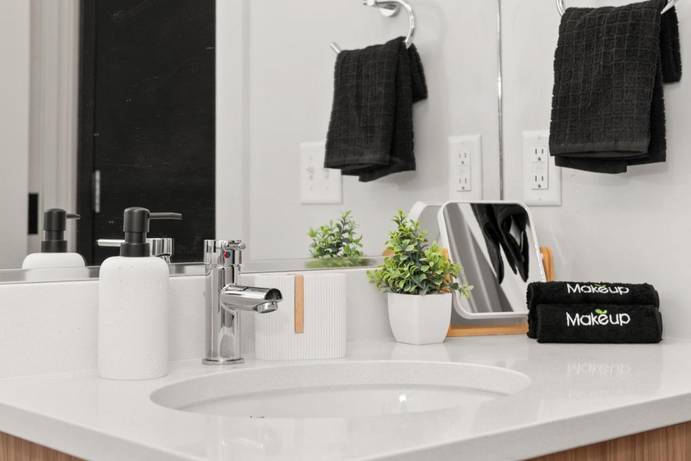 DT 2br 2bath Modern Apartment