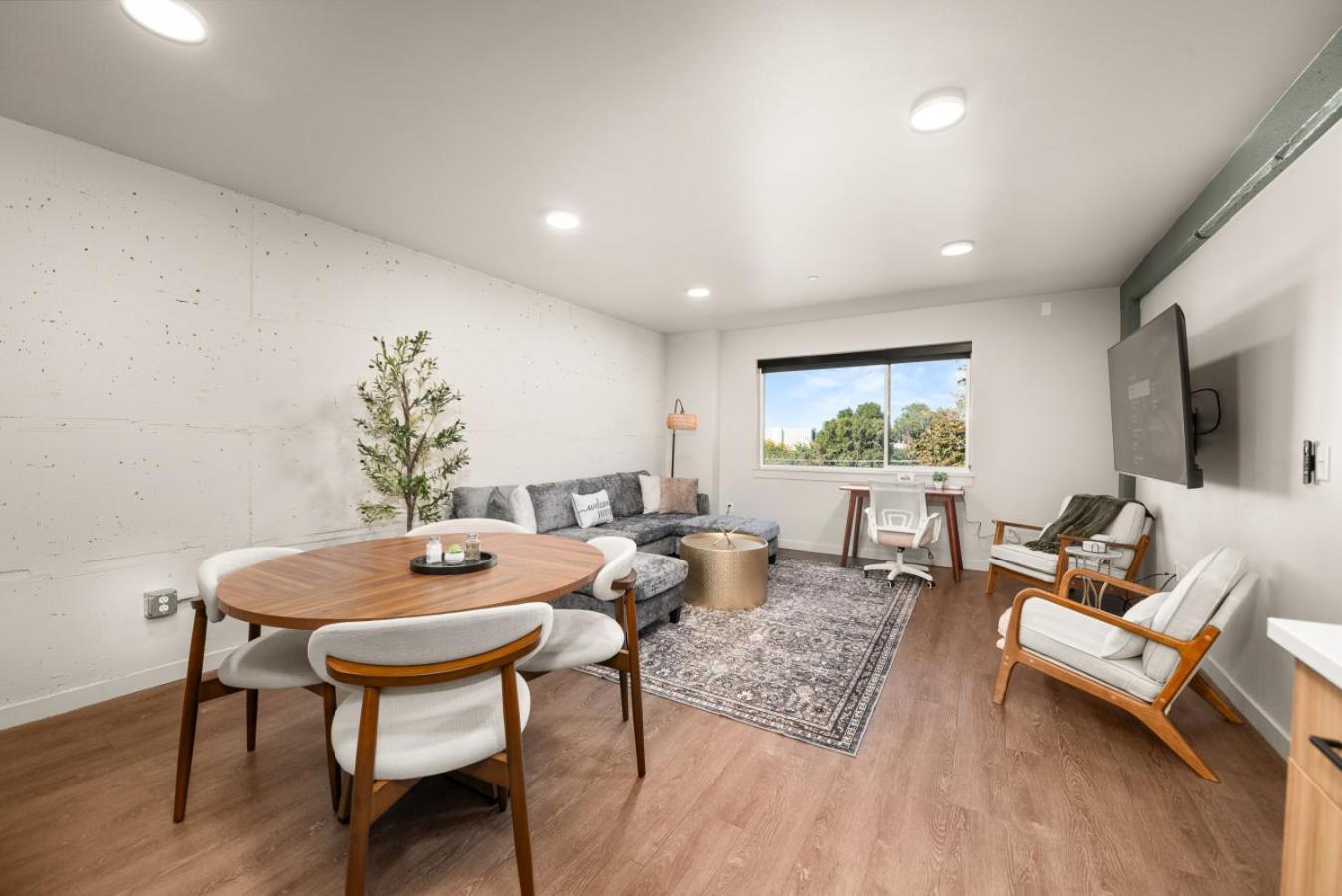 DT 2br 2bath Apartment
