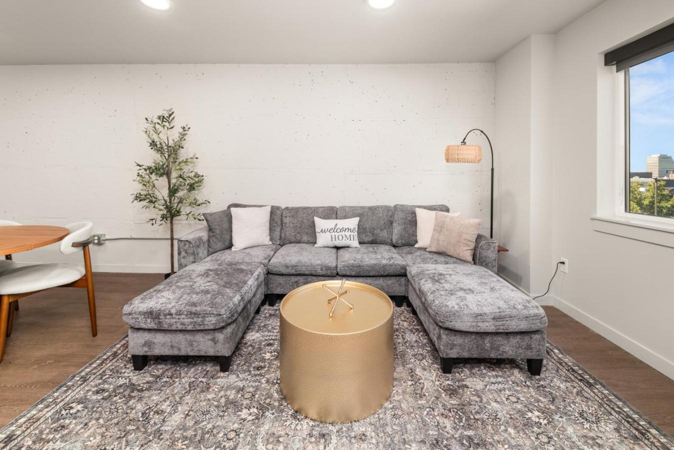 DT 2br 2bath Apartment