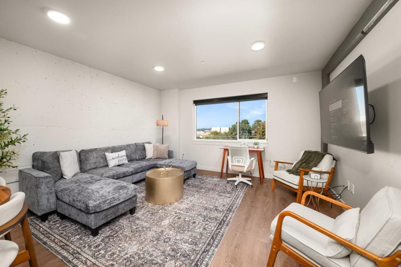 DT 2br 2bath Apartment