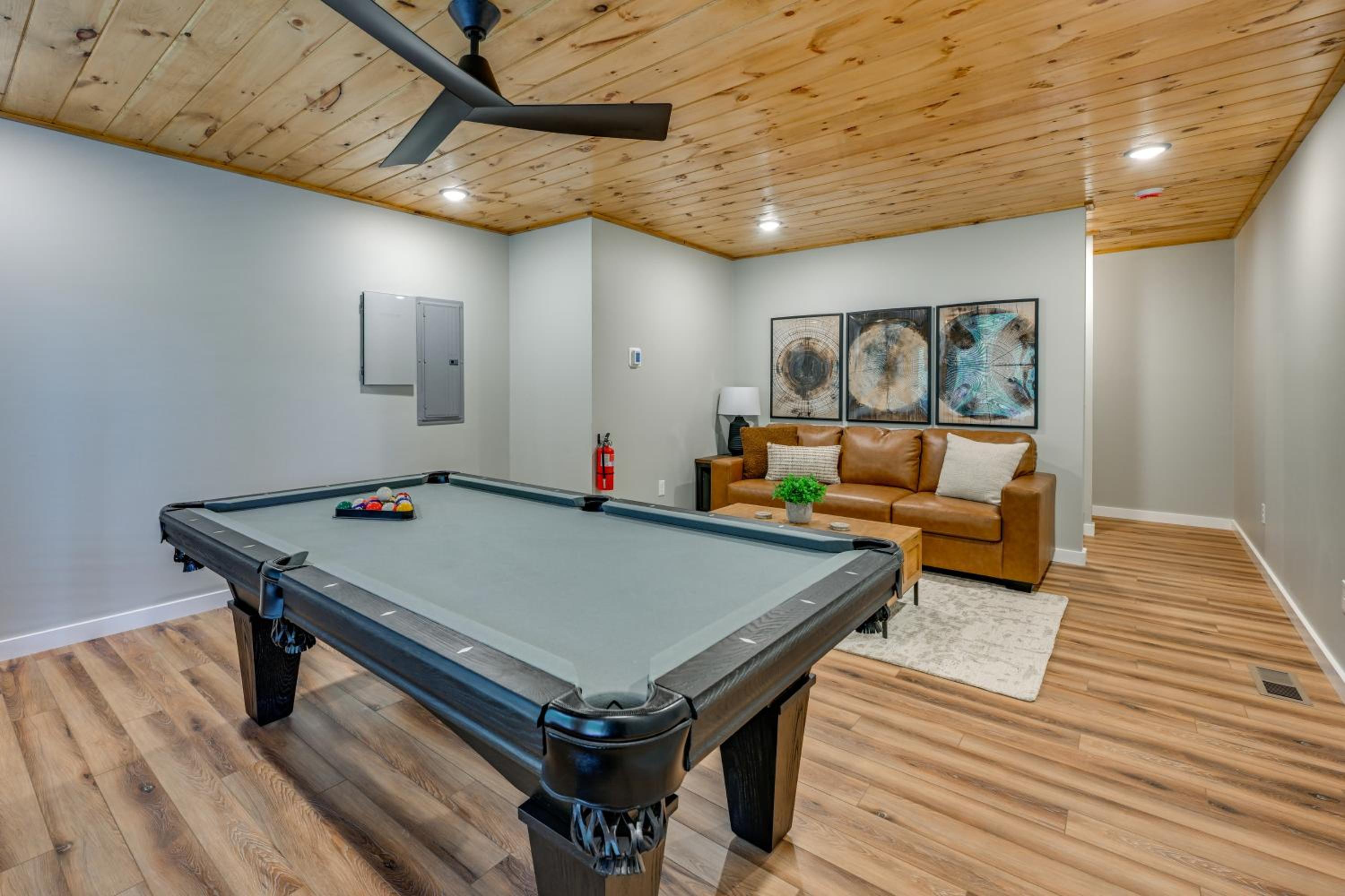 Pool Table and Hot Tub! Home 1 Mi to GSM Natl Park