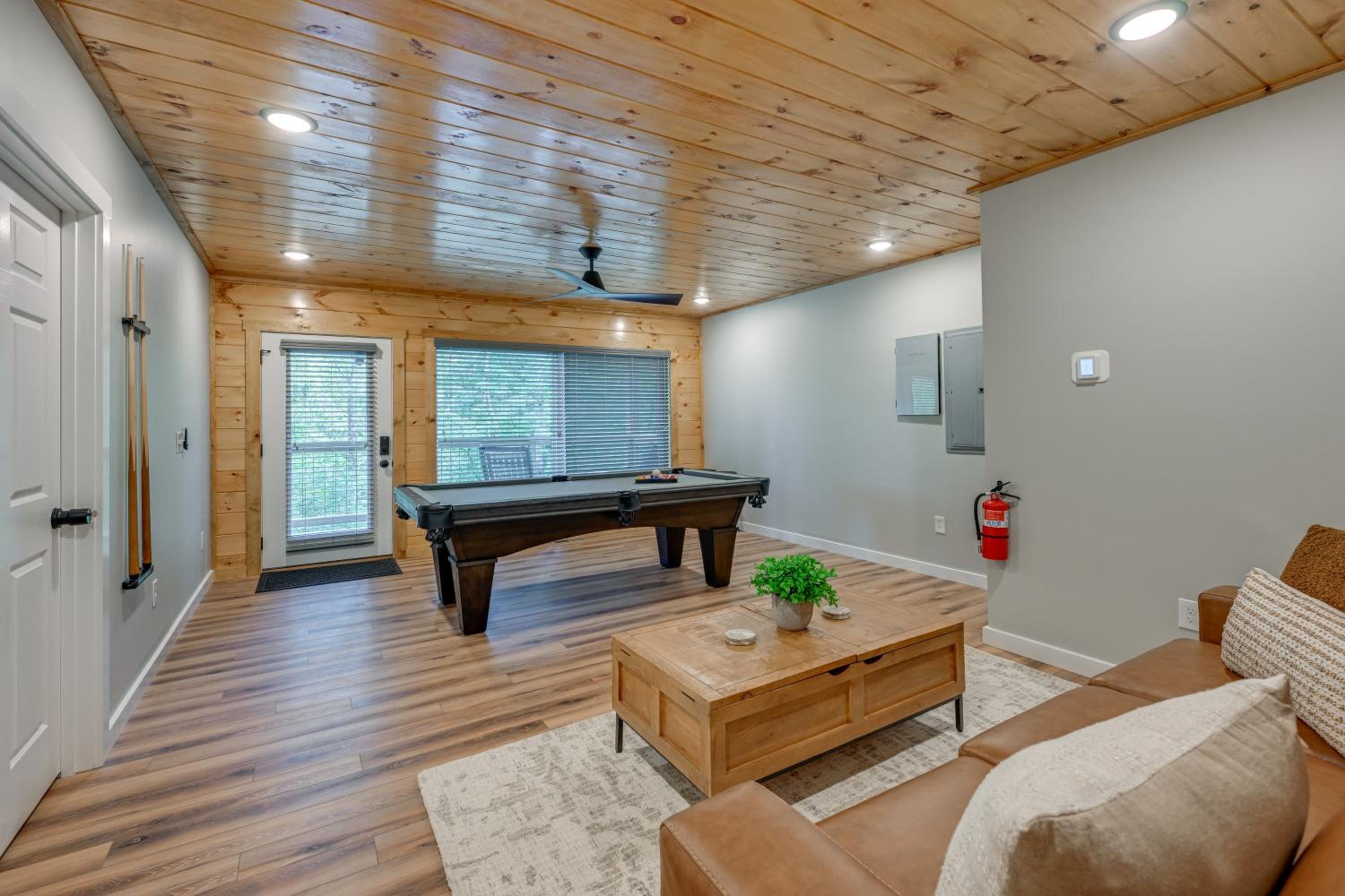 Pool Table and Hot Tub! Home 1 Mi to GSM Natl Park
