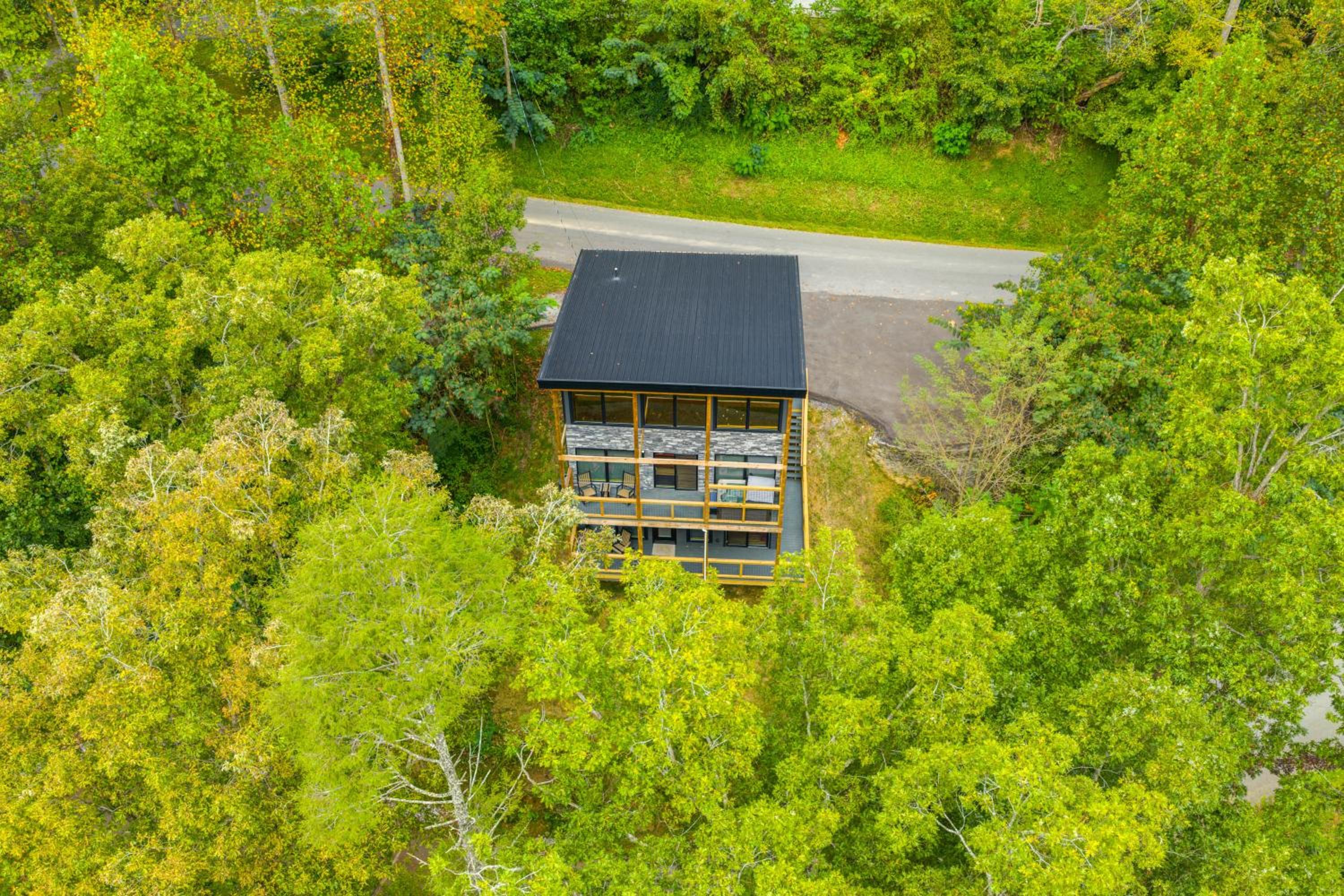 Pool Table and Hot Tub! Home 1 Mi to GSM Natl Park