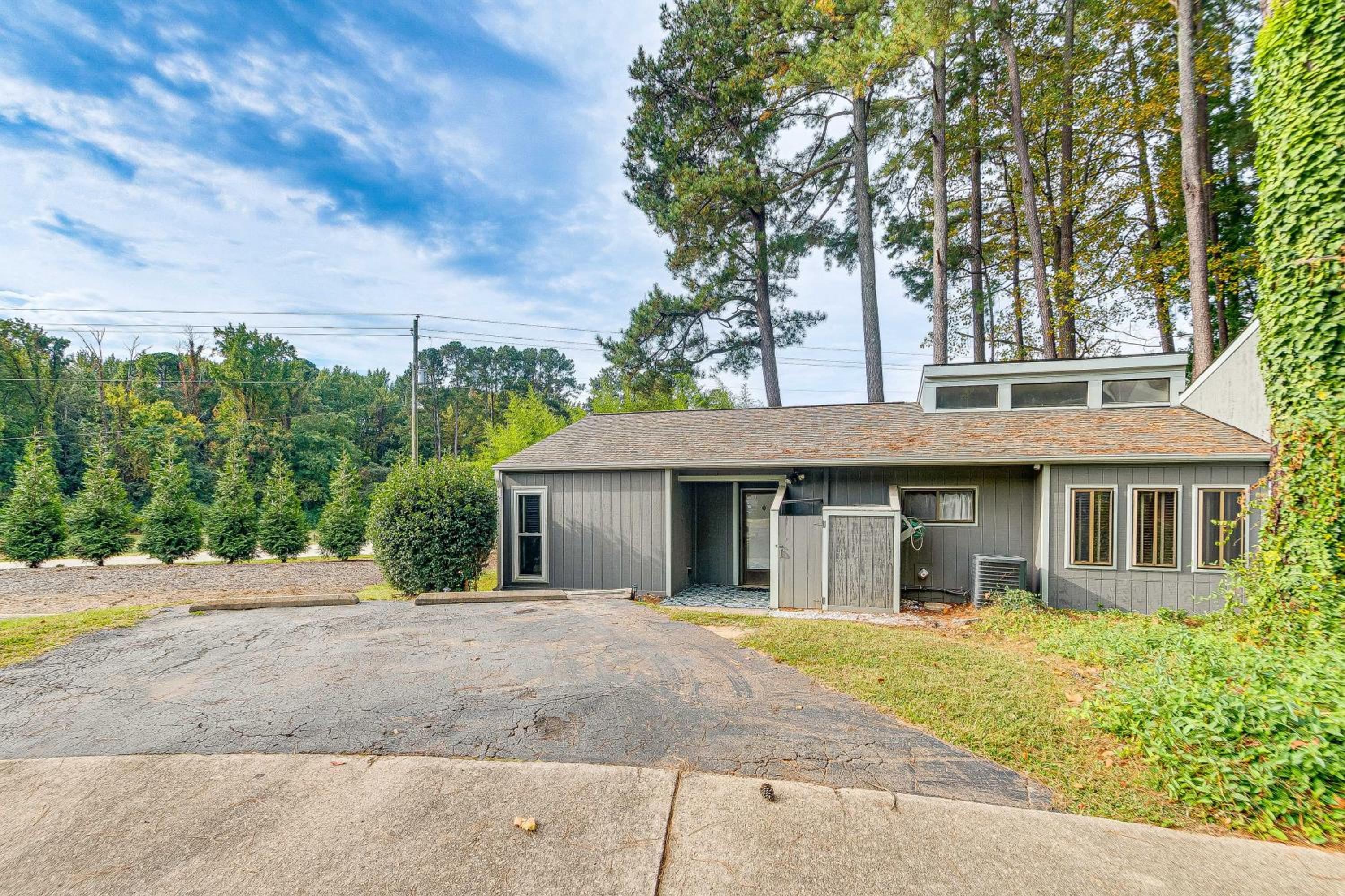 Pet-Friendly Raleigh Townhome Near Medical Centers