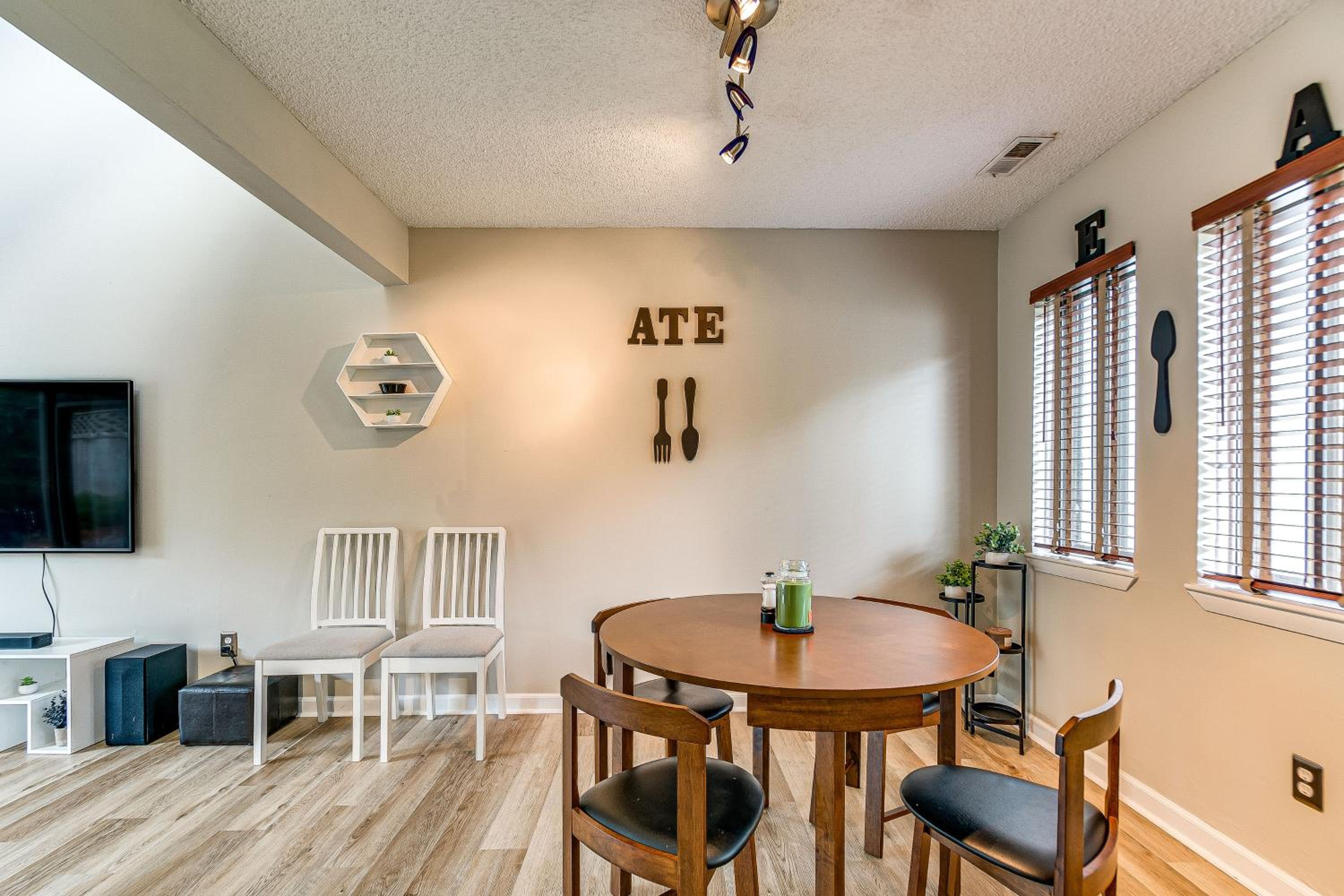 Pet-Friendly Raleigh Townhome Near Medical Centers