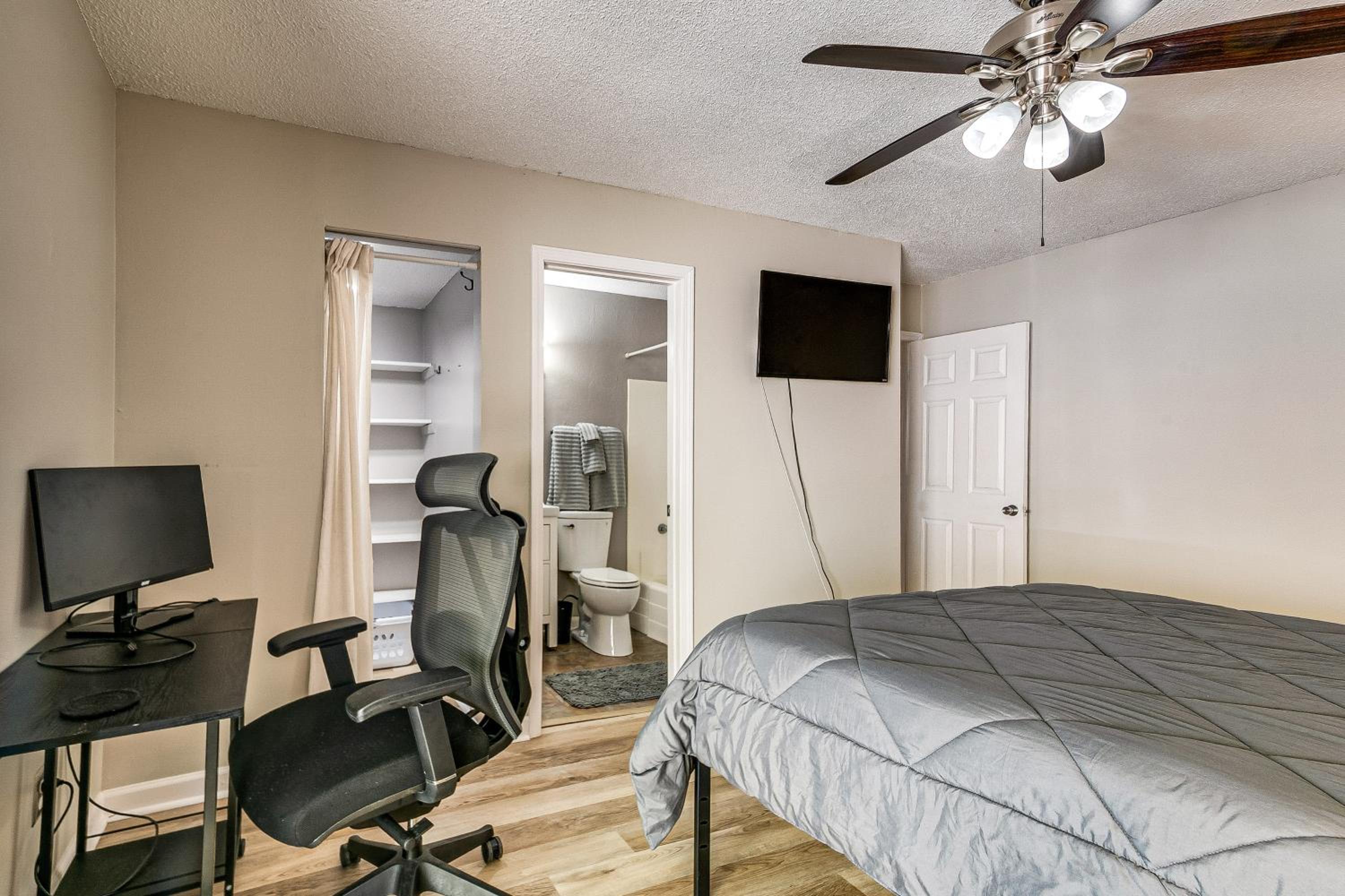 Pet-Friendly Raleigh Townhome Near Medical Centers