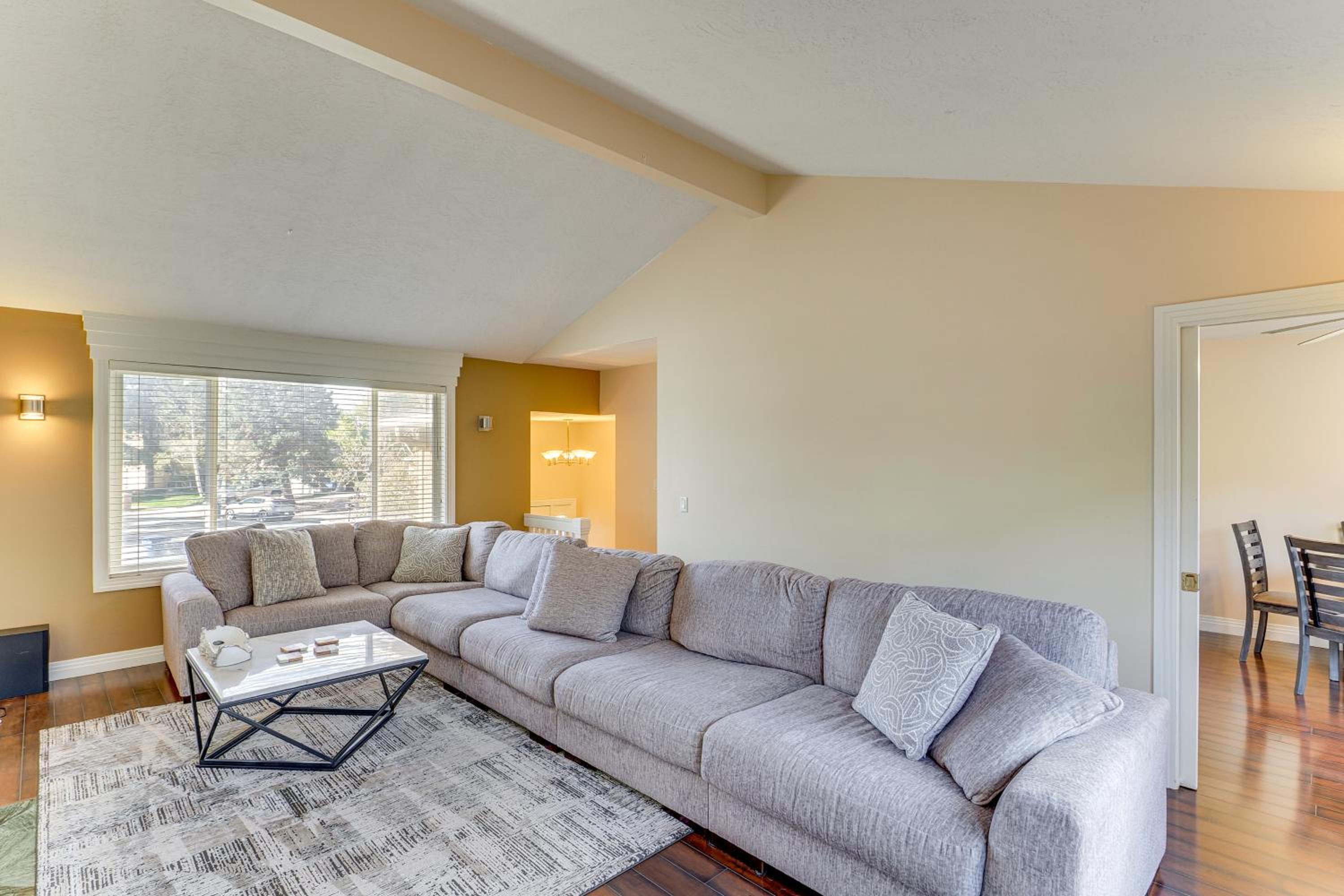Big Space, Bigger View! Cottonwood Canyon Retreat