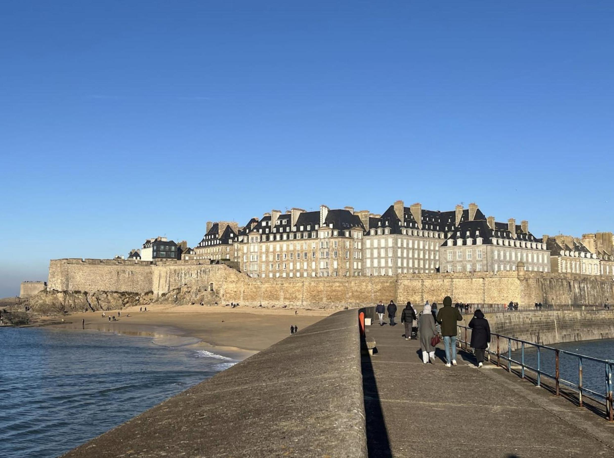 Studio calme intra-muros à 150m de la plage