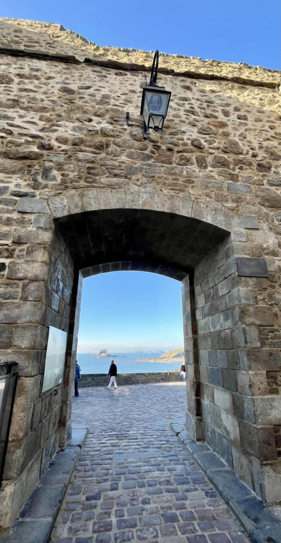 Studio calme intra-muros à 150m de la plage