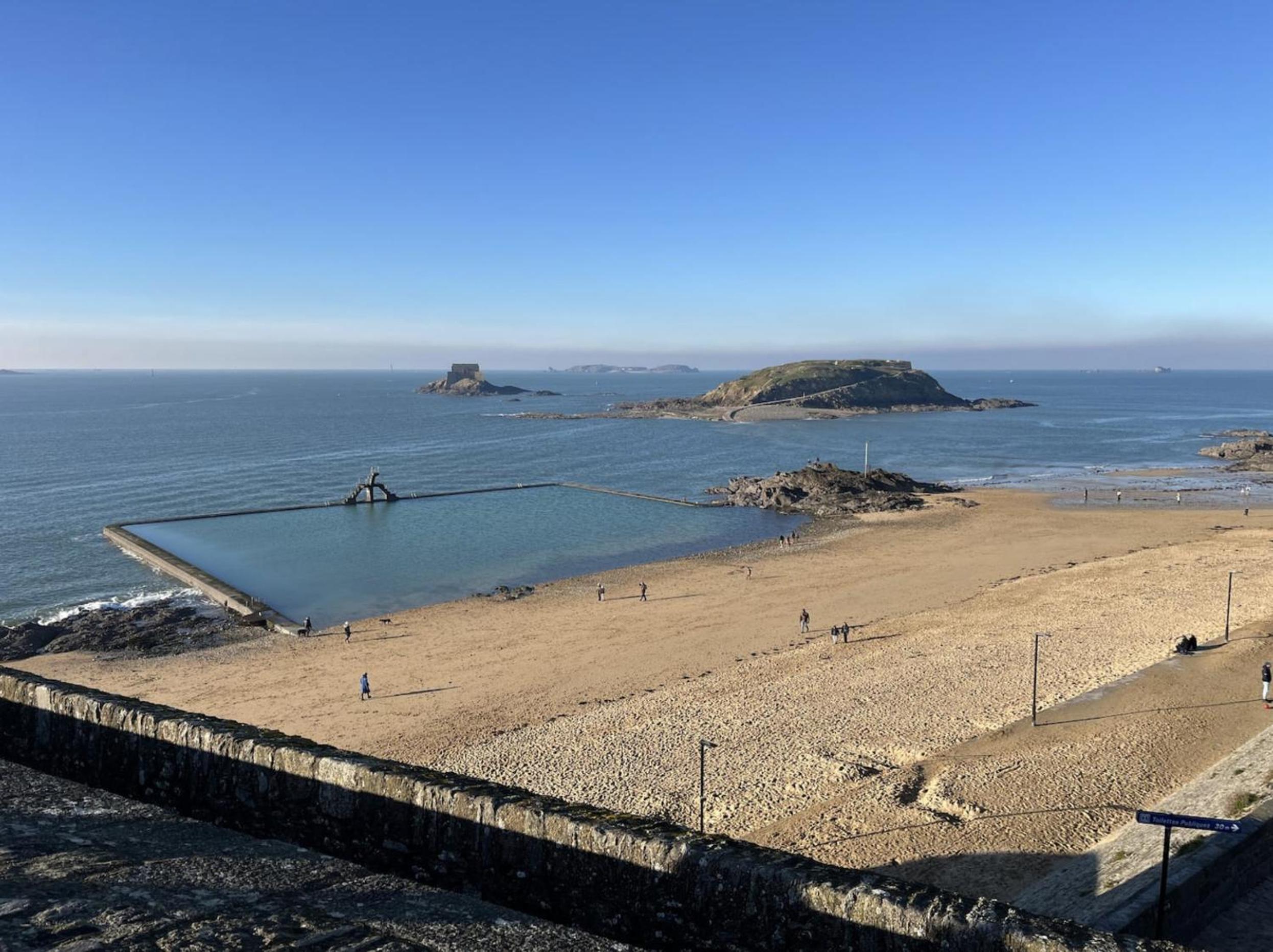 Studio calme intra-muros à 150m de la plage