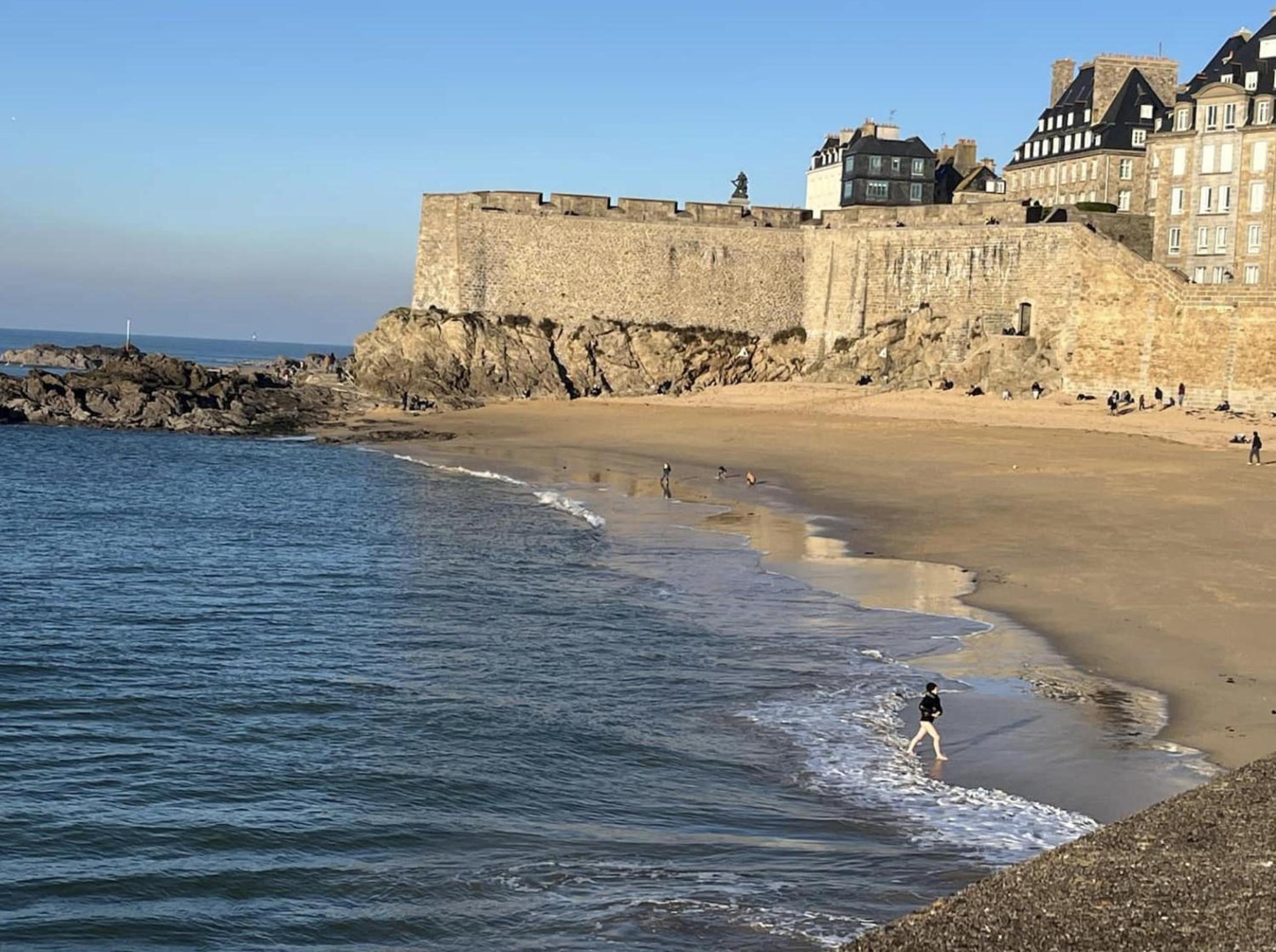 Studio calme intra-muros à 150m de la plage
