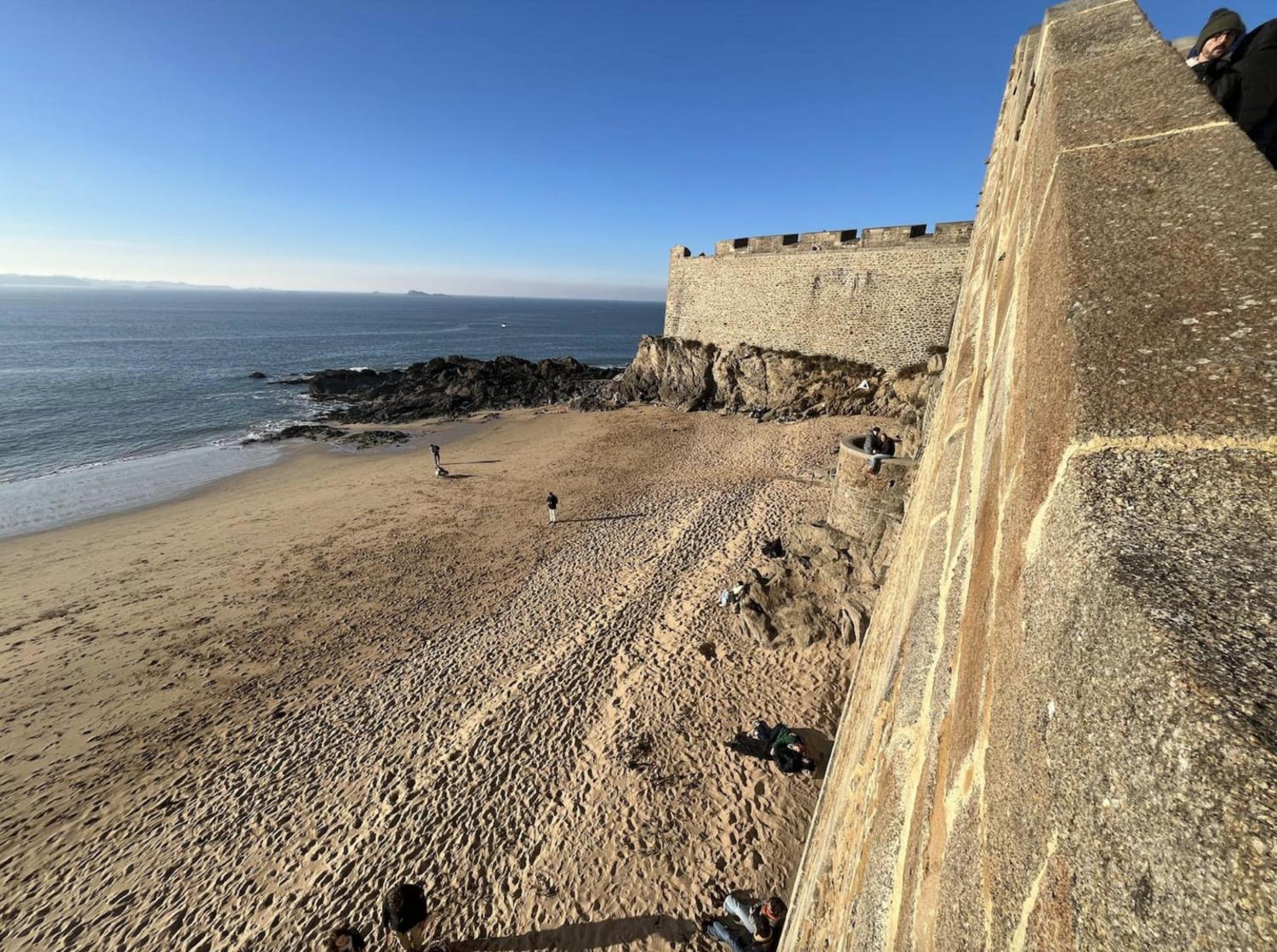 Studio calme intra-muros à 150m de la plage