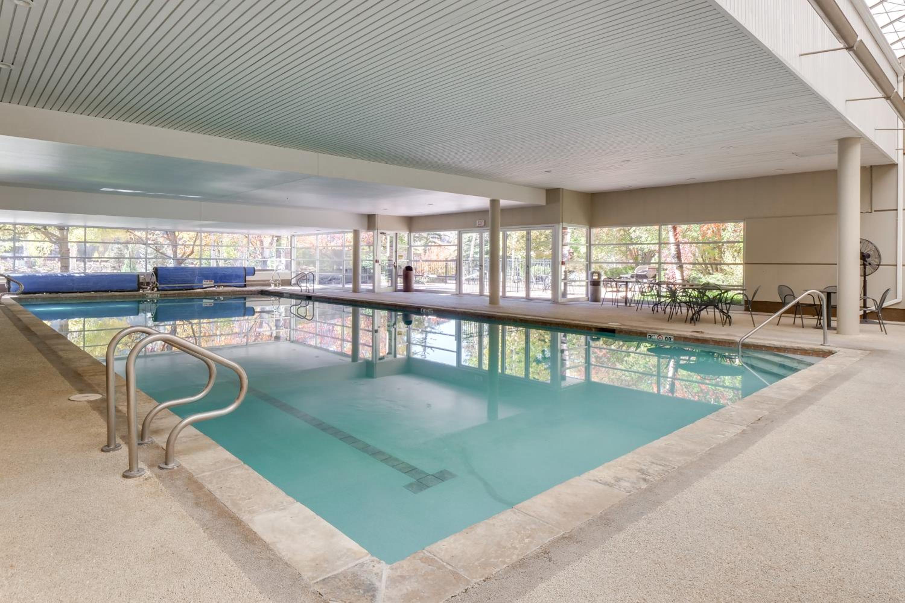 1 Mi to Vail Ski Resort Condo with Resort Perks!