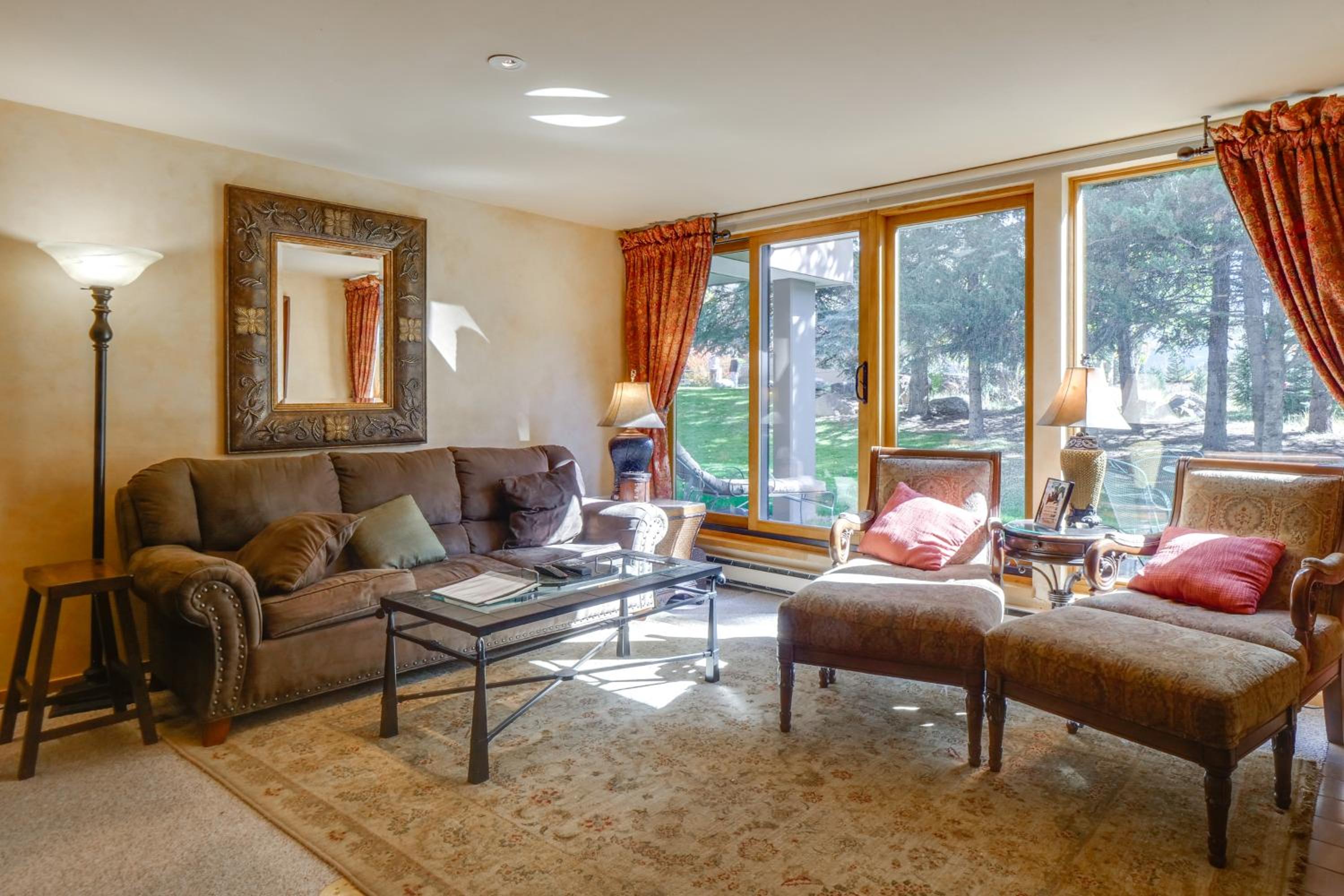 1 Mi to Vail Ski Resort Condo with Resort Perks!