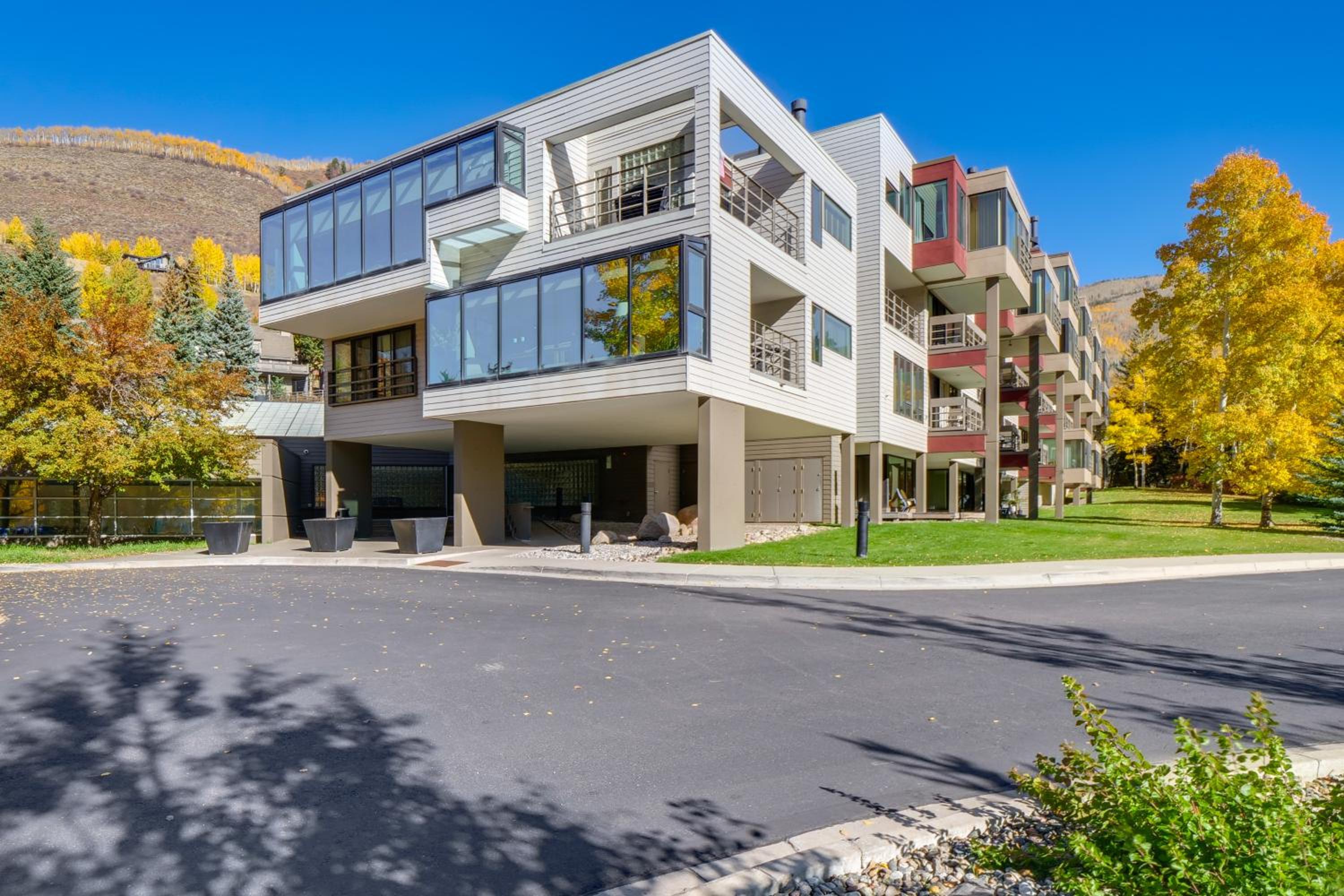 1 Mi to Vail Ski Resort Condo with Resort Perks!